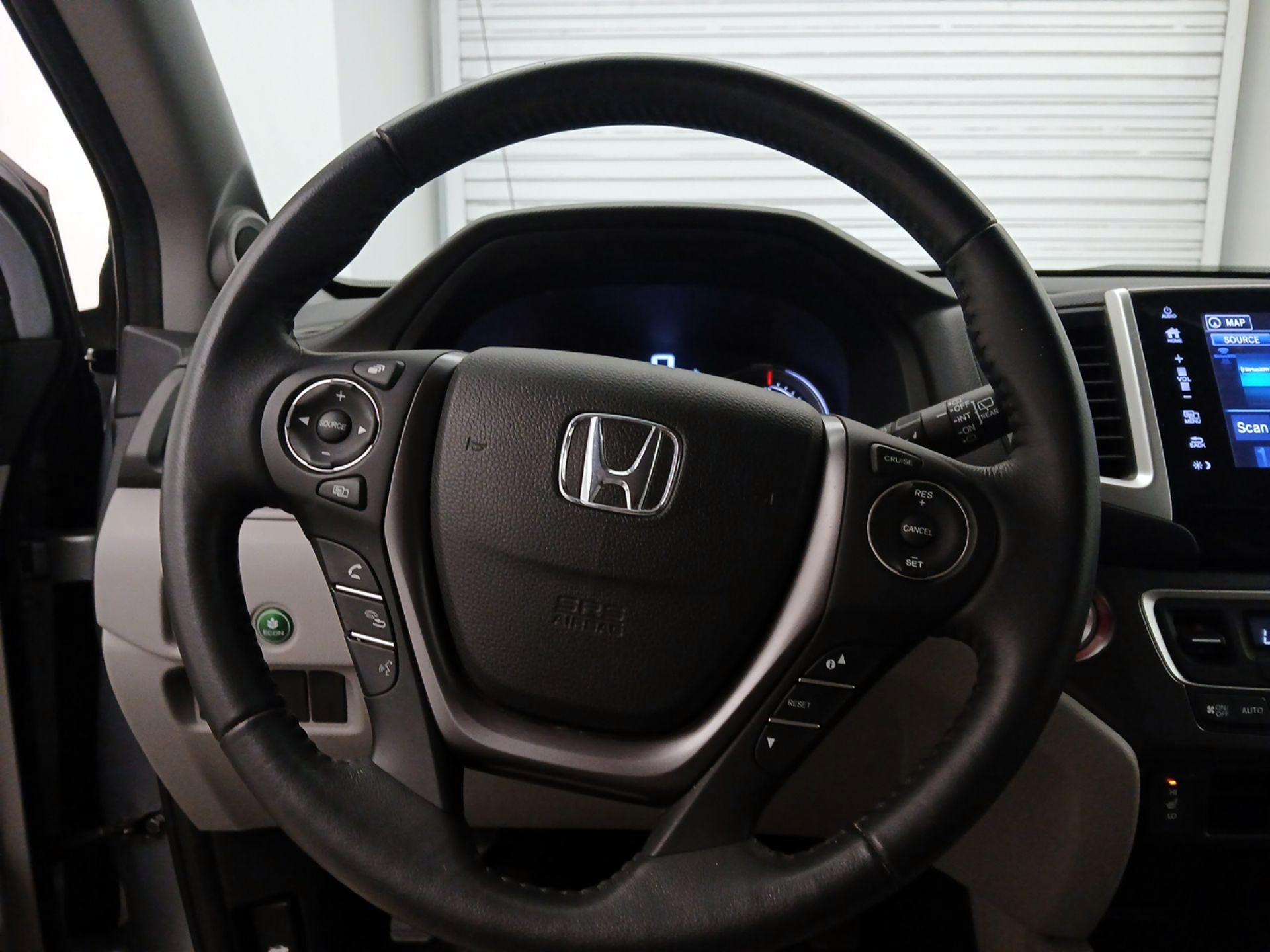 Thumbnail: 2017 Honda Pilot - 10