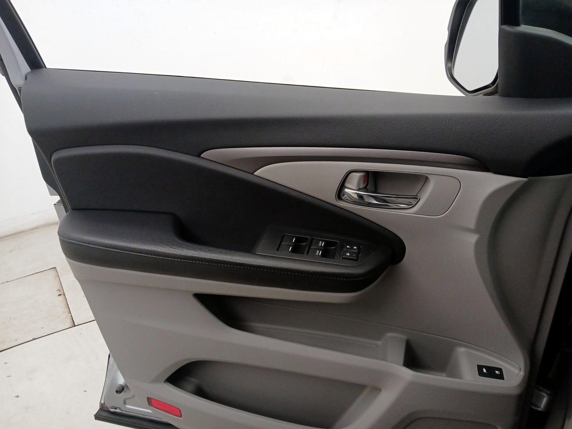 Thumbnail: 2017 Honda Pilot - 12