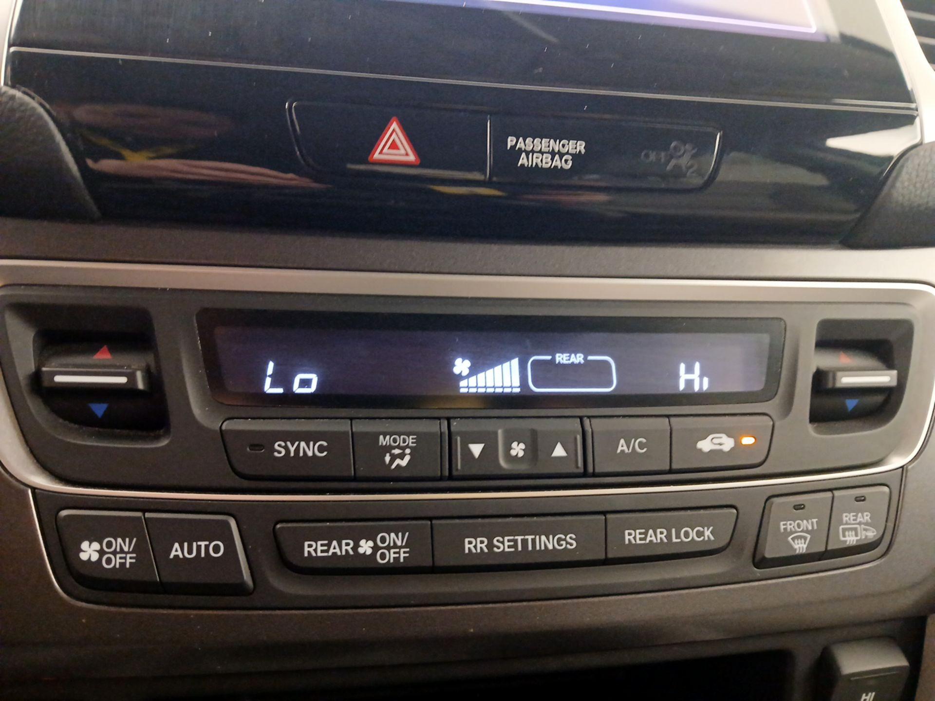 Thumbnail: 2017 Honda Pilot - 16