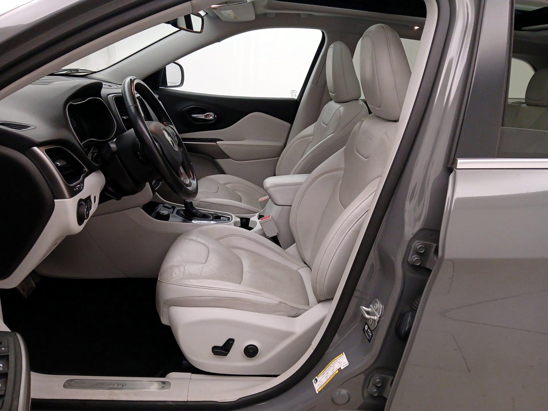 Thumbnail: 2021 Jeep Cherokee - 11