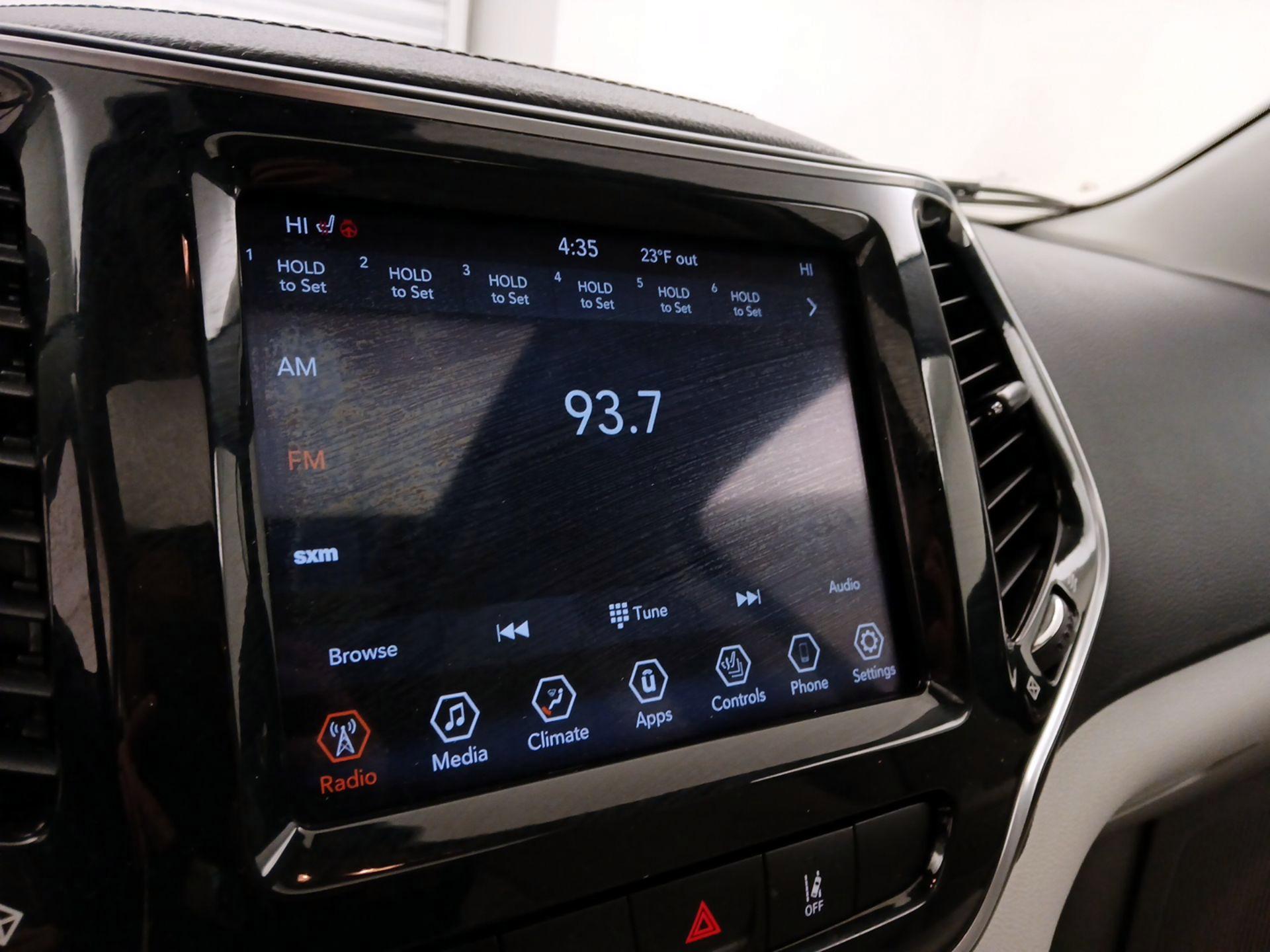 Thumbnail: 2021 Jeep Cherokee - 15