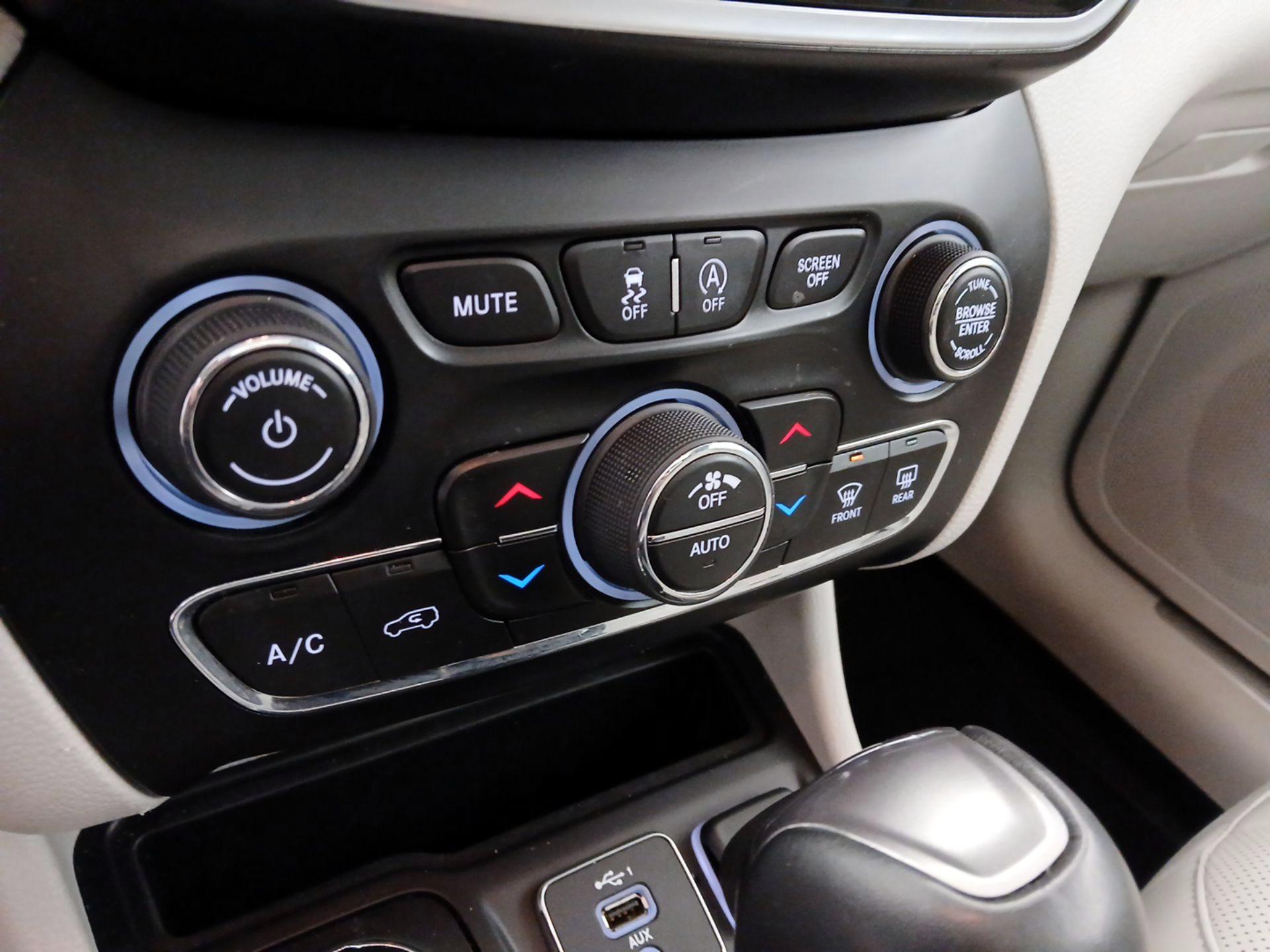 Thumbnail: 2021 Jeep Cherokee - 16