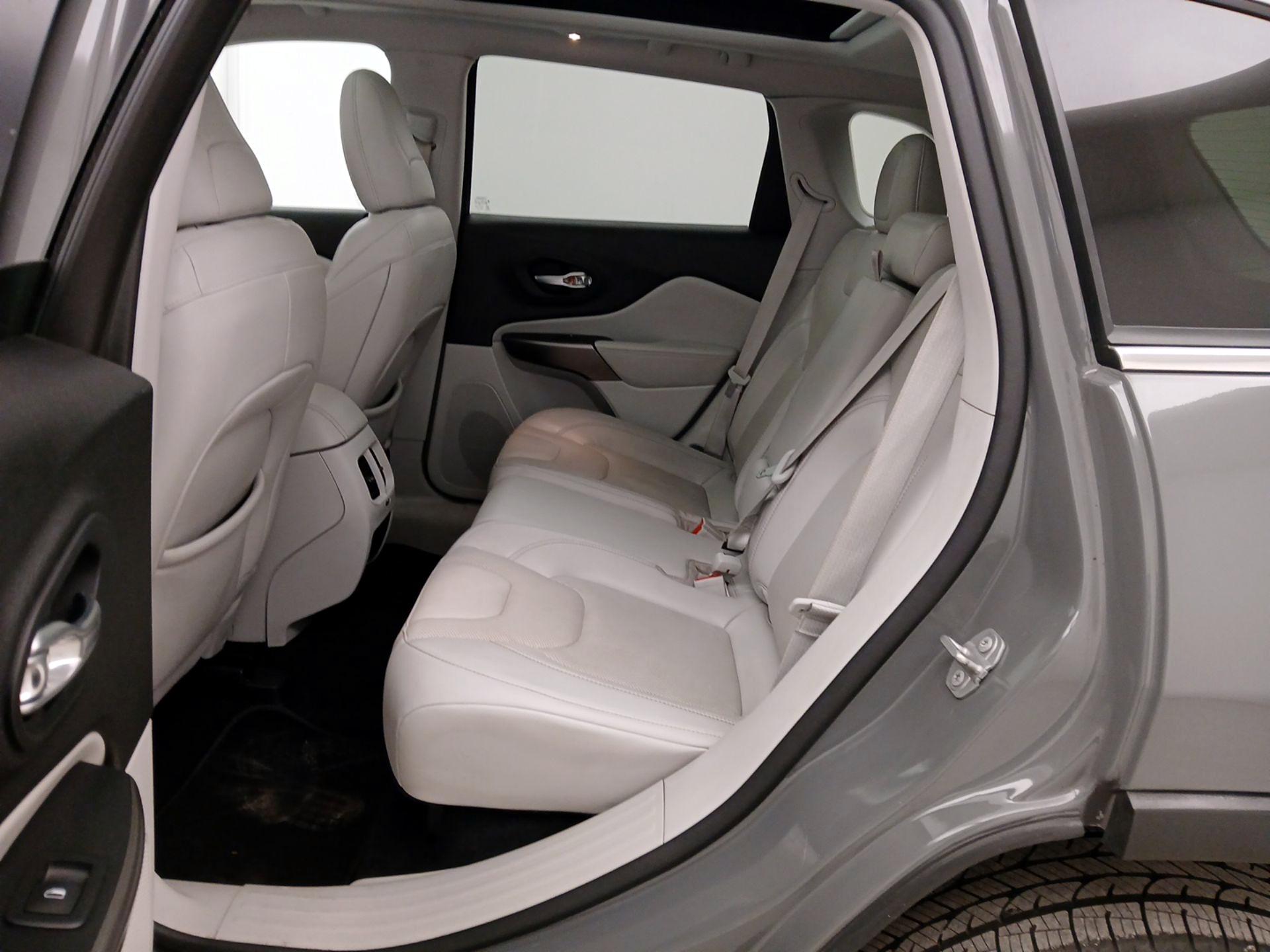 Thumbnail: 2021 Jeep Cherokee - 20