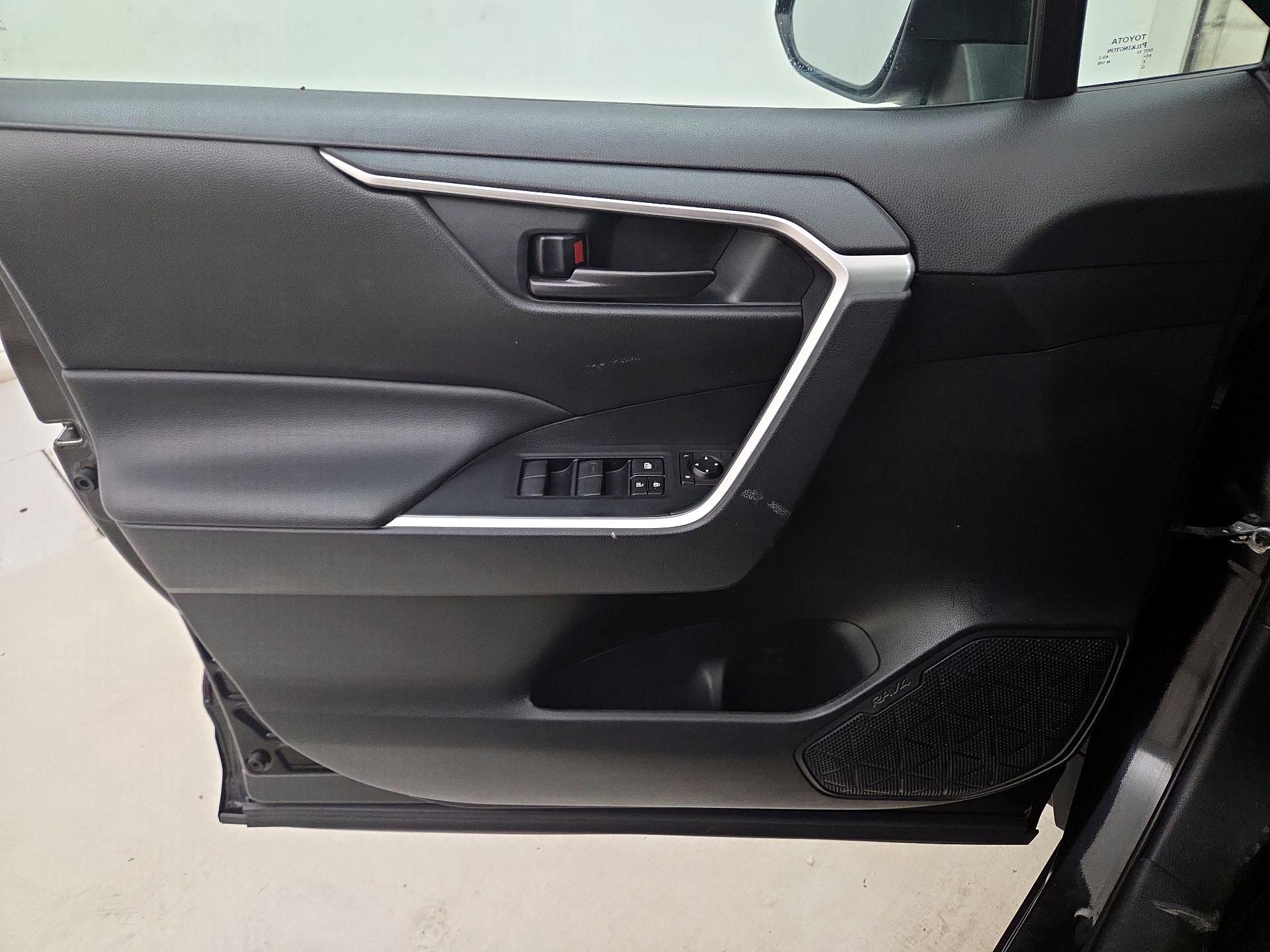 Thumbnail: 2020 Toyota RAV4 - 12