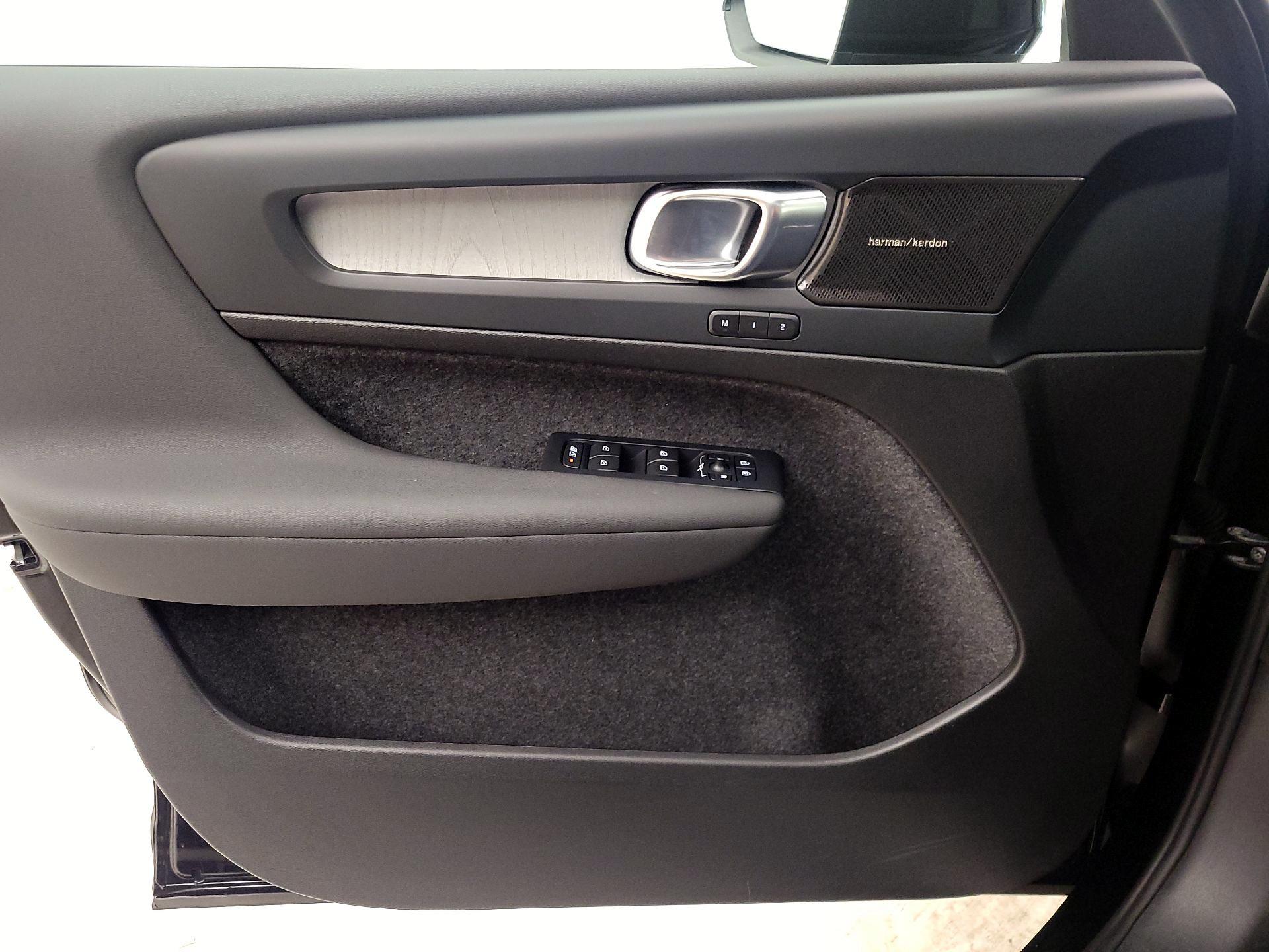 Thumbnail: 2024 Volvo XC40 - 12