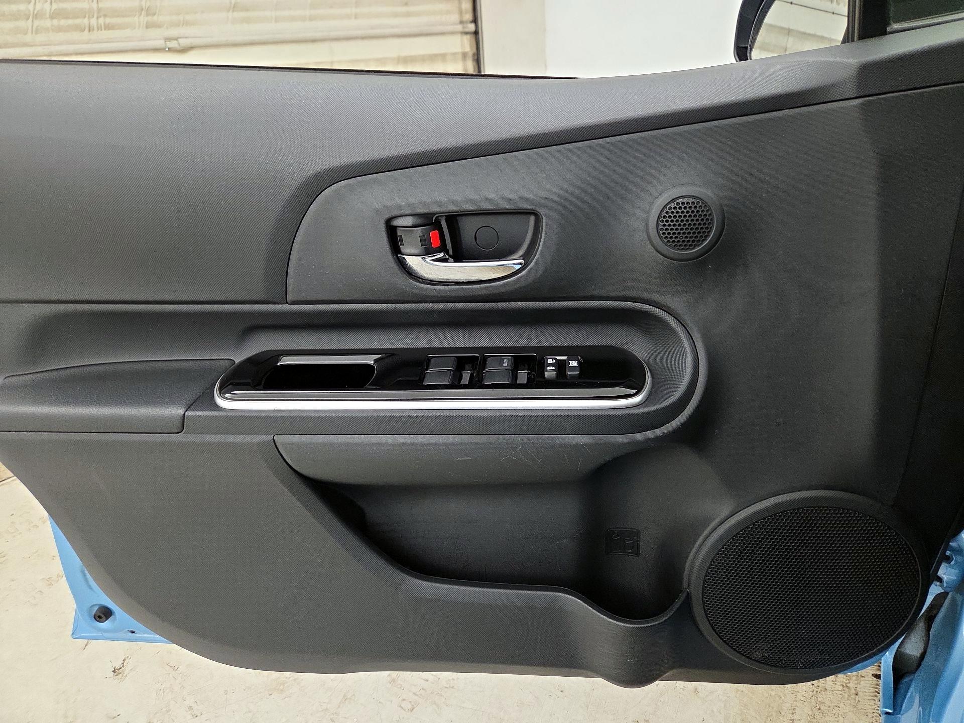 Thumbnail: 2015 Toyota Prius c - 12