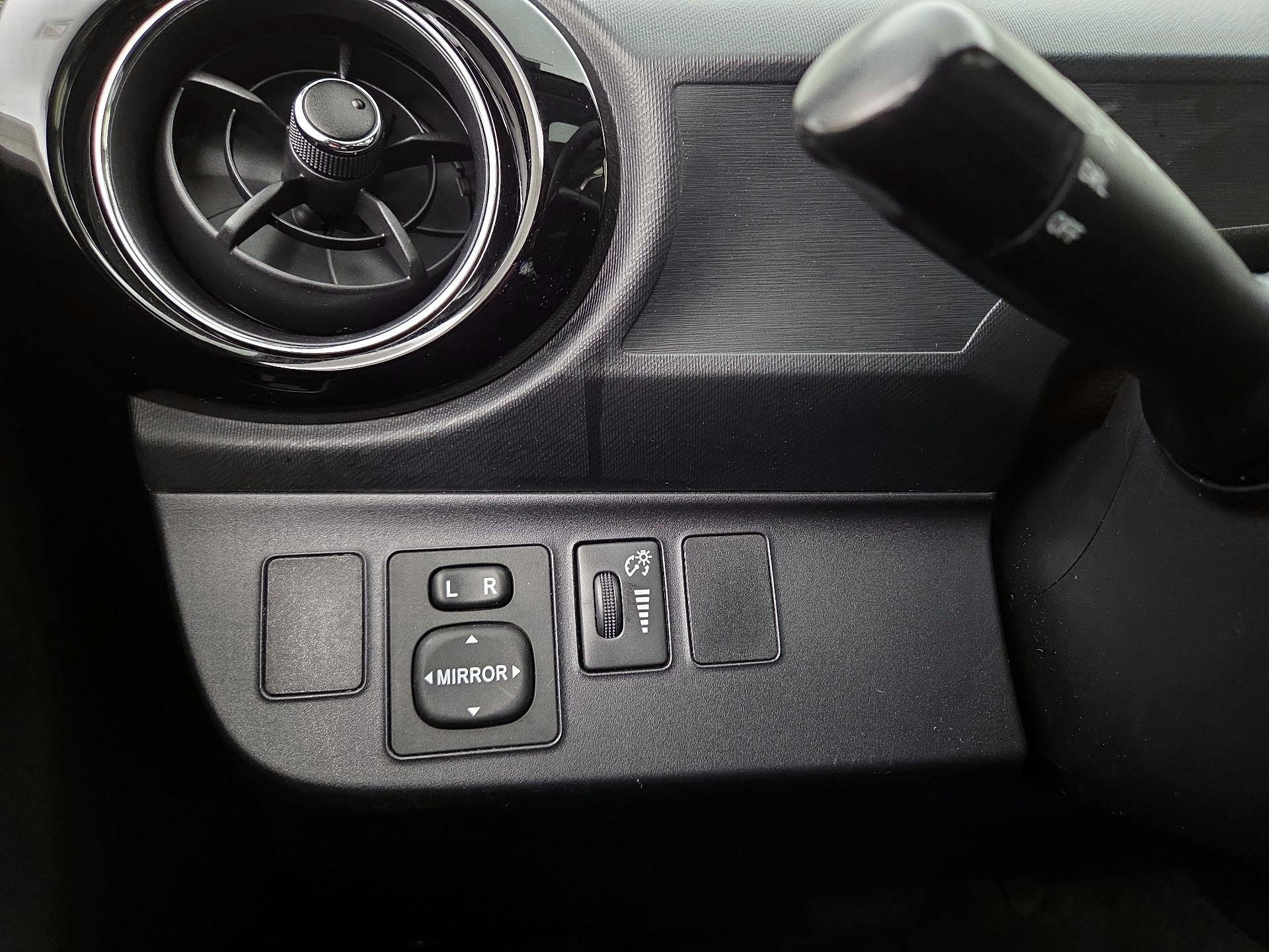 Thumbnail: 2015 Toyota Prius c - 13