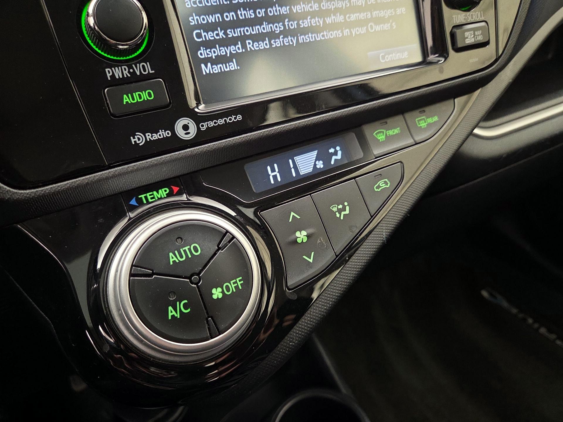 Thumbnail: 2015 Toyota Prius c - 16