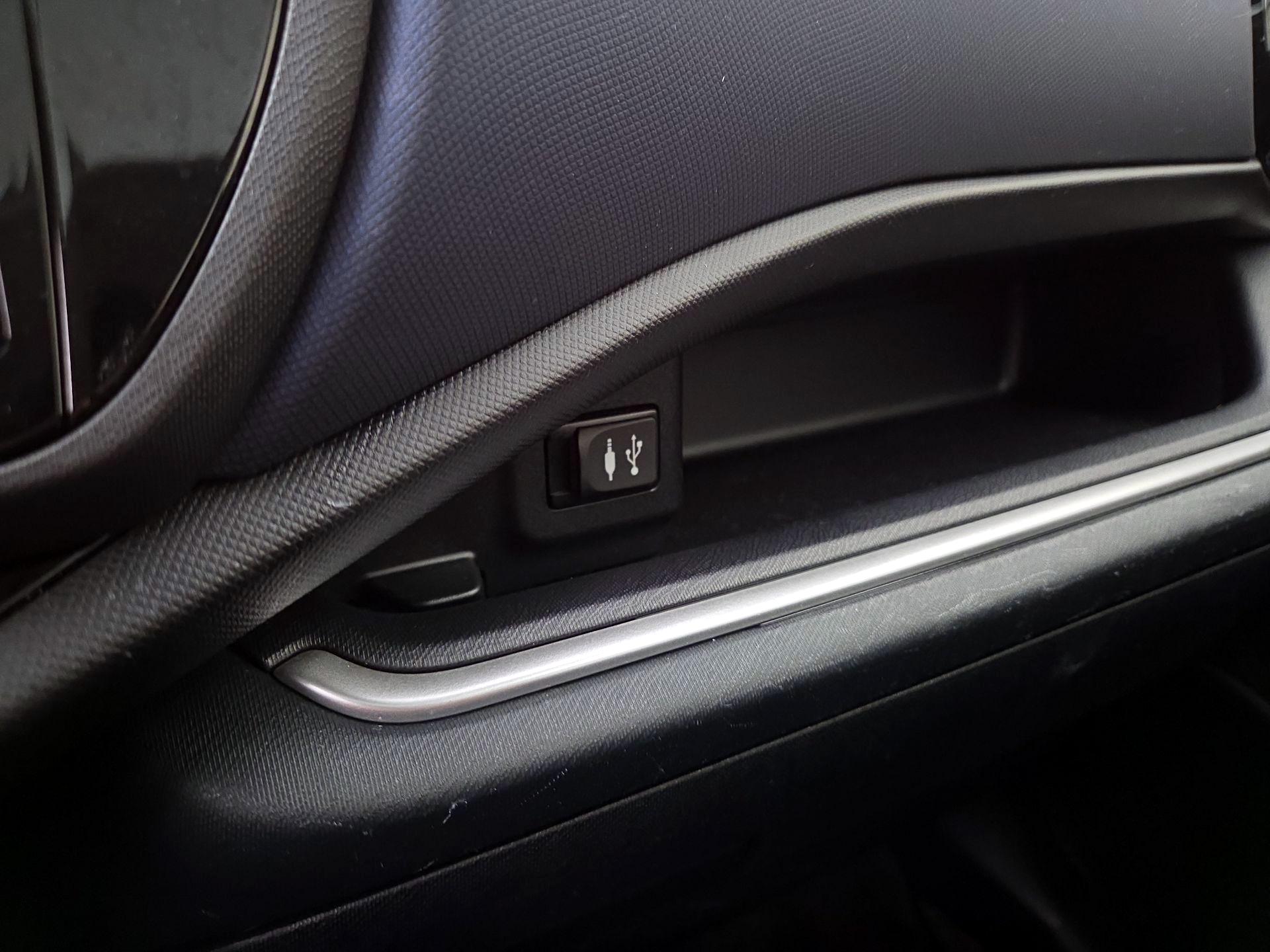 Thumbnail: 2015 Toyota Prius c - 18