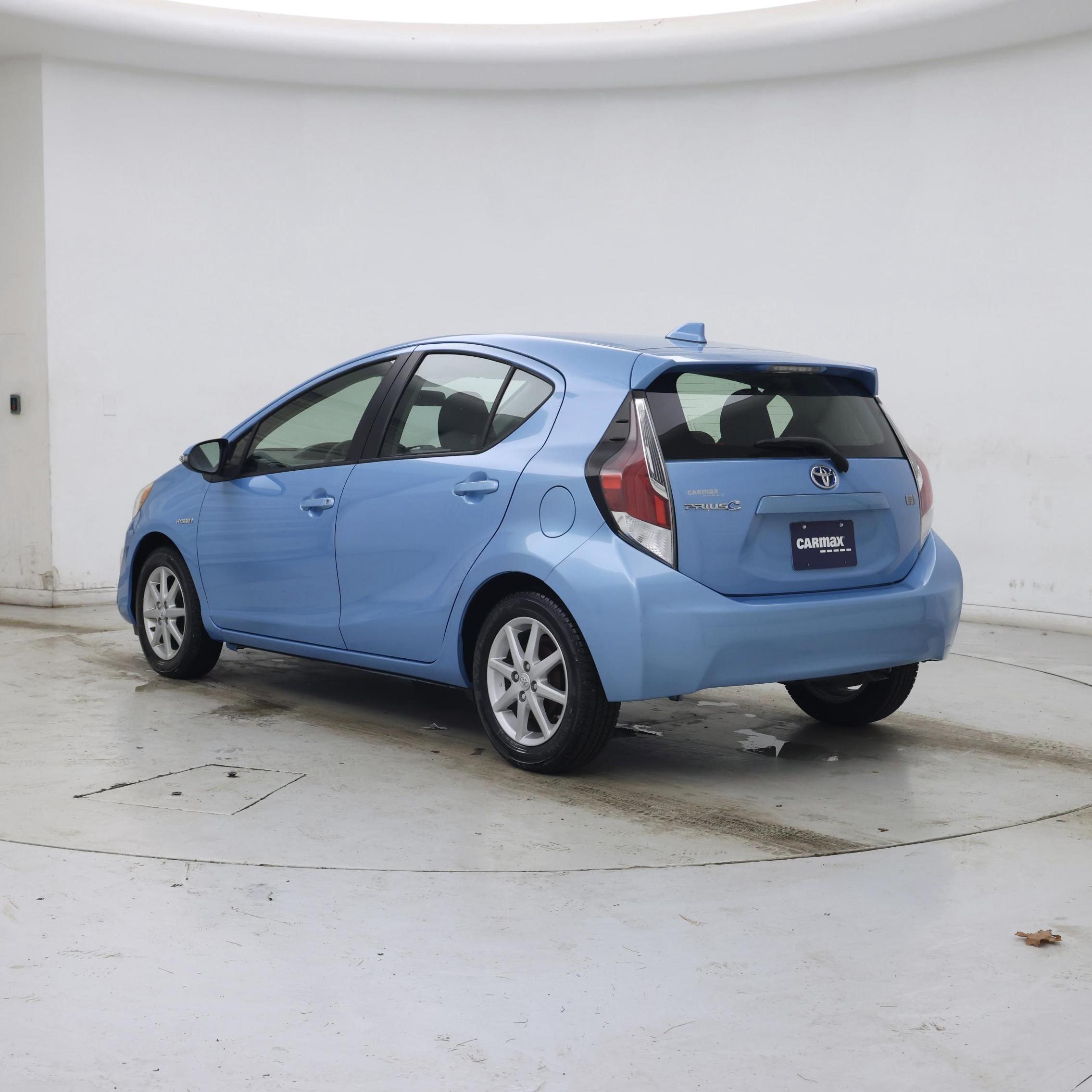 Thumbnail: 2015 Toyota Prius c - 2