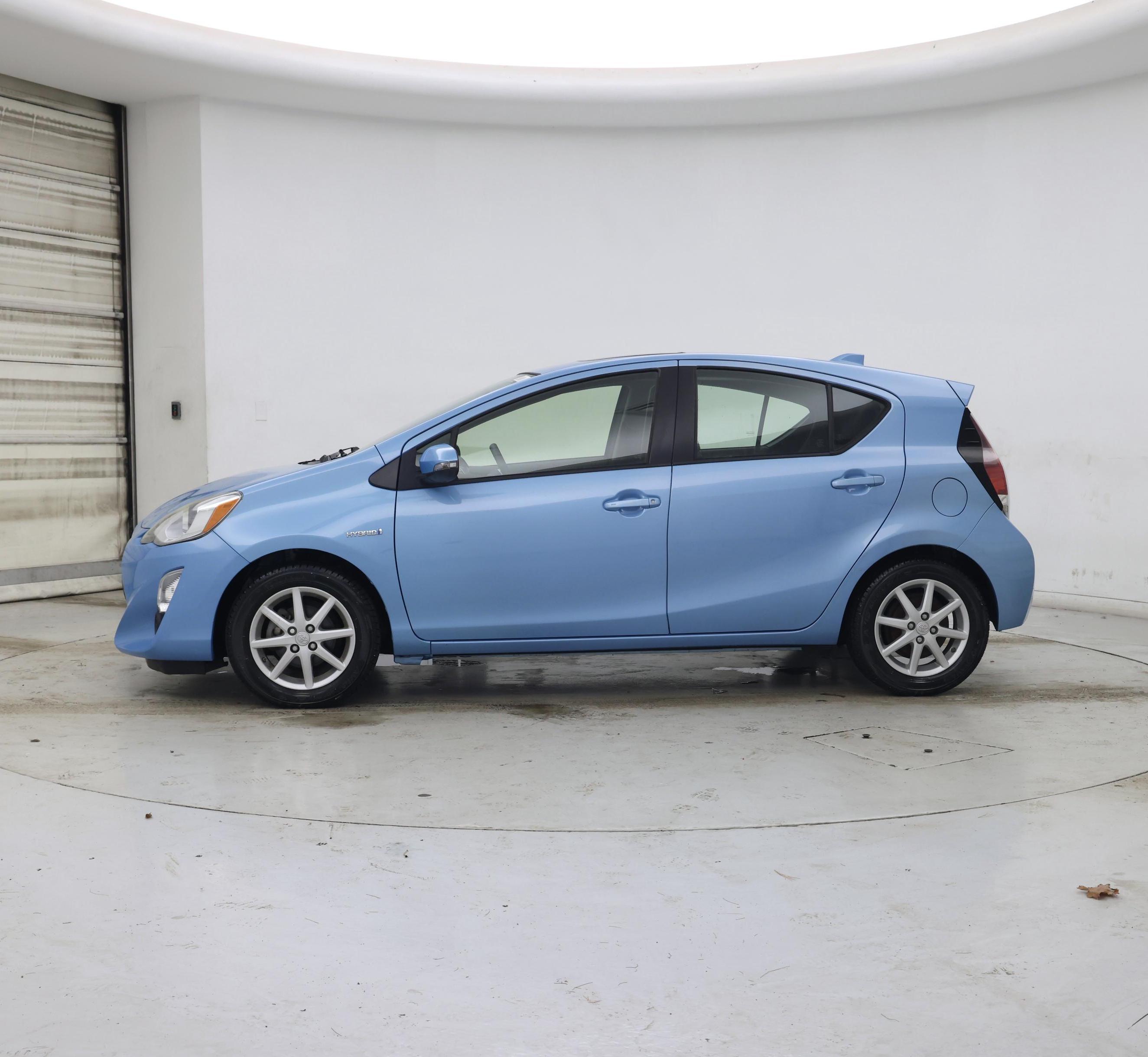 Thumbnail: 2015 Toyota Prius c - 3