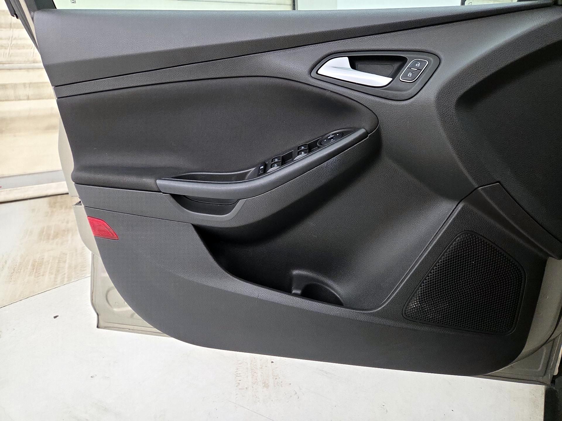 Thumbnail: 2015 Ford Focus - 12