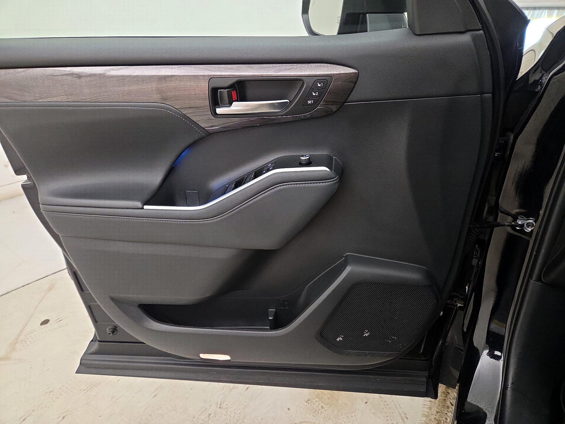 Thumbnail: 2021 Toyota Highlander - 12