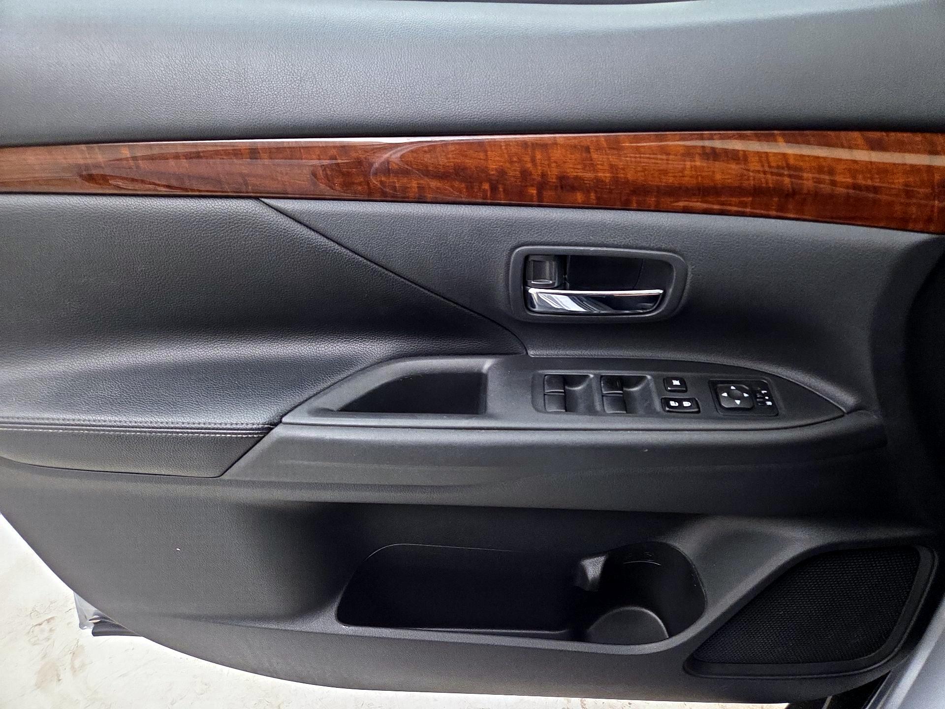 Thumbnail: 2014 Mitsubishi Outlander - 12