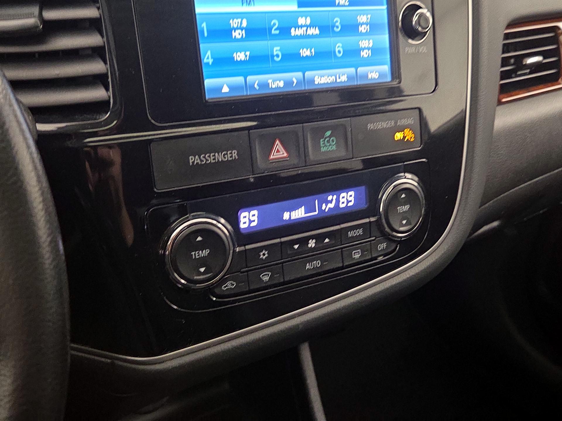 Thumbnail: 2014 Mitsubishi Outlander - 16