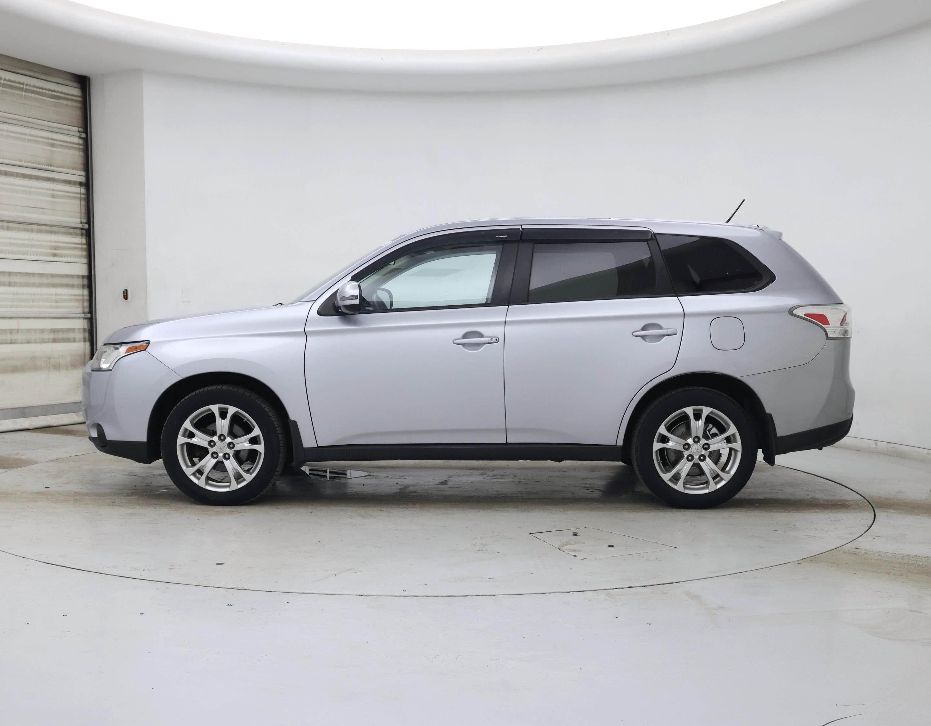 Thumbnail: 2014 Mitsubishi Outlander - 3