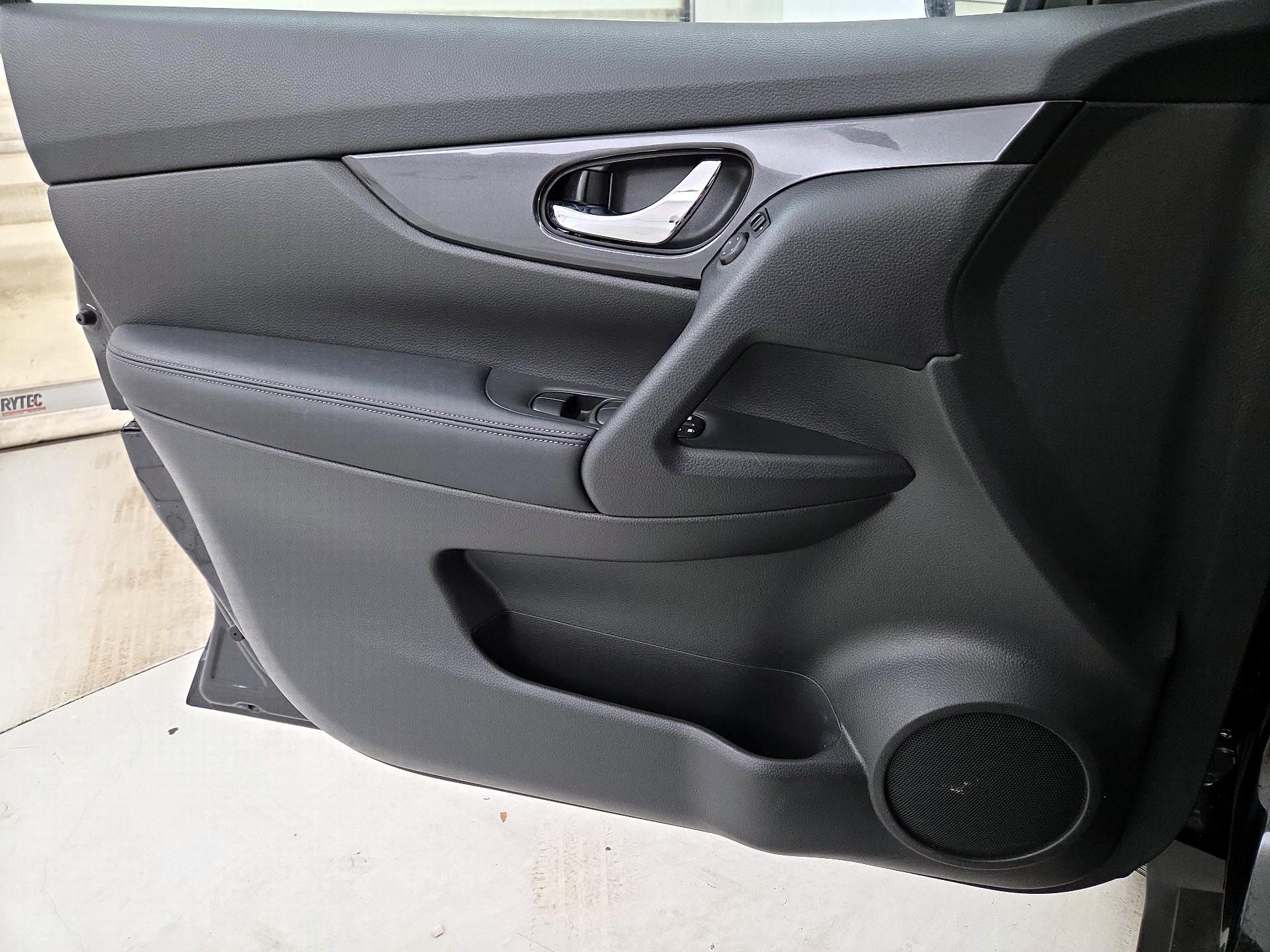 Thumbnail: 2018 Nissan Rogue - 12