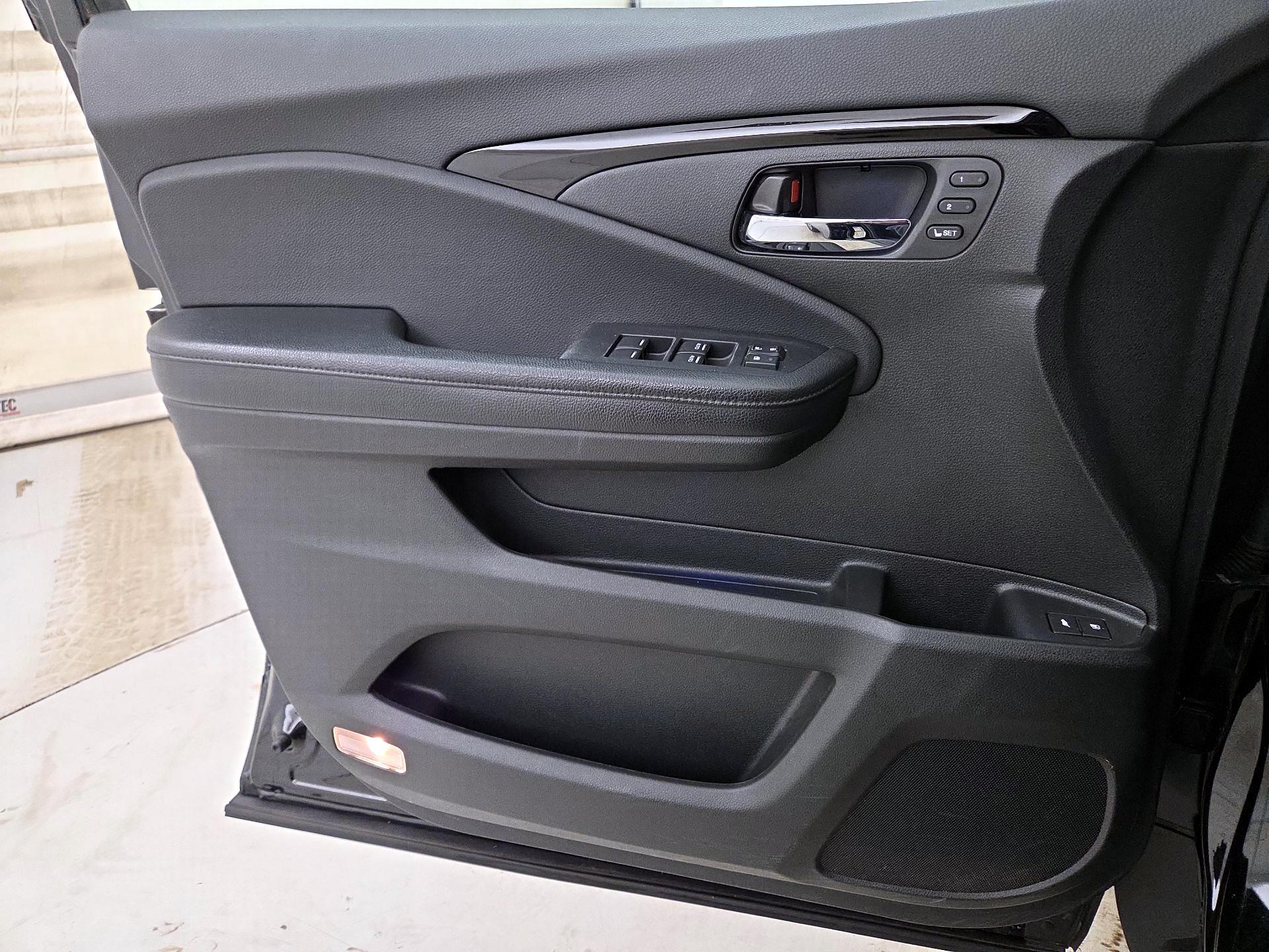 Thumbnail: 2016 Honda Pilot - 12