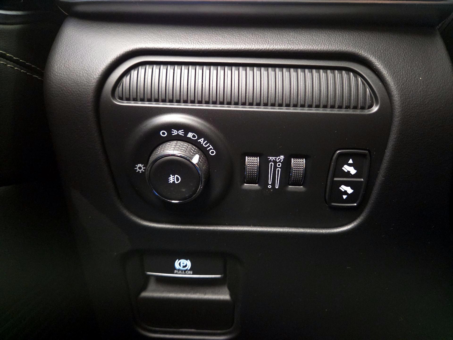 Thumbnail: 2022 Jeep Grand Wagoneer - 13