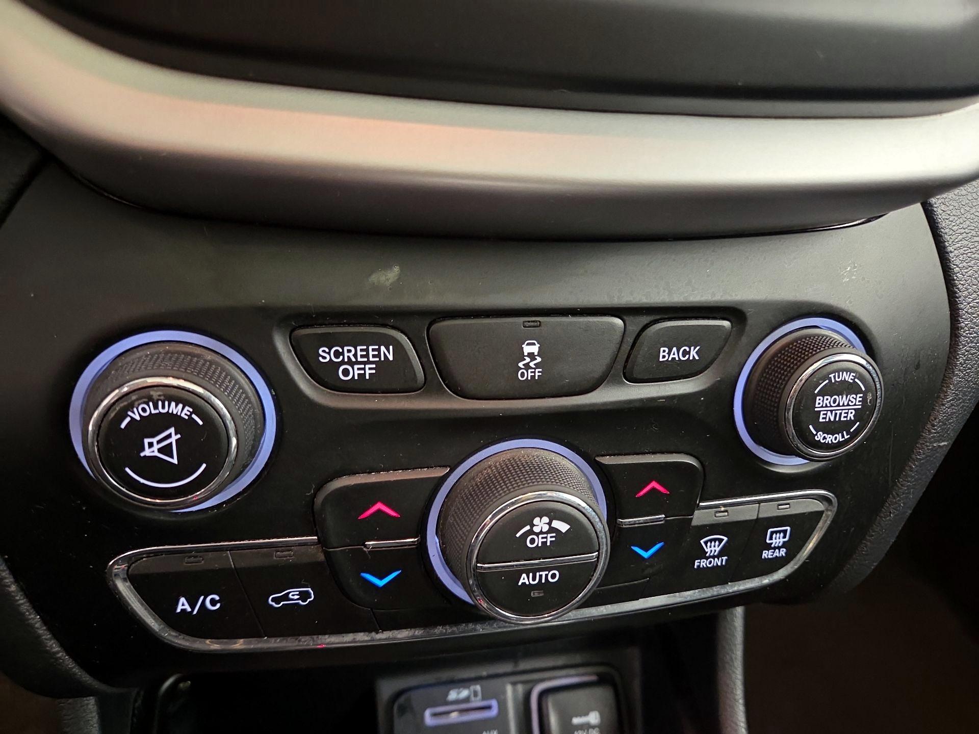 Thumbnail: 2014 Jeep Cherokee - 17