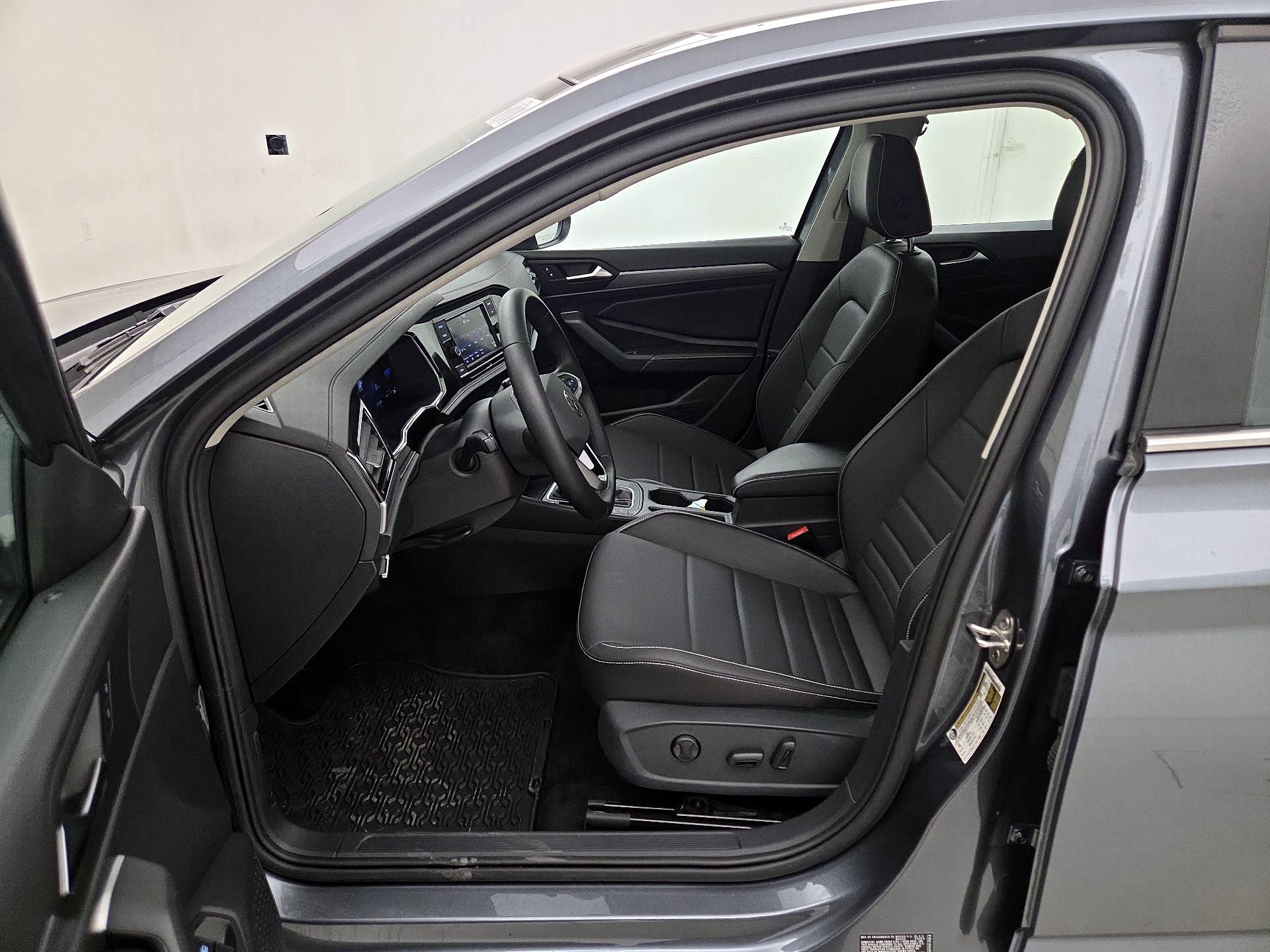 Thumbnail: 2023 Volkswagen Jetta - 11