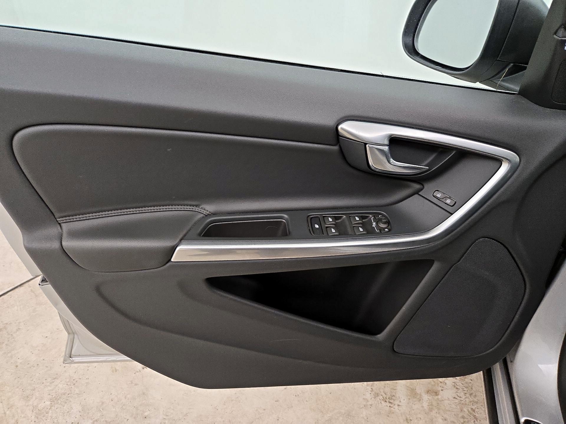 Thumbnail: 2017 Volvo V60 - 12