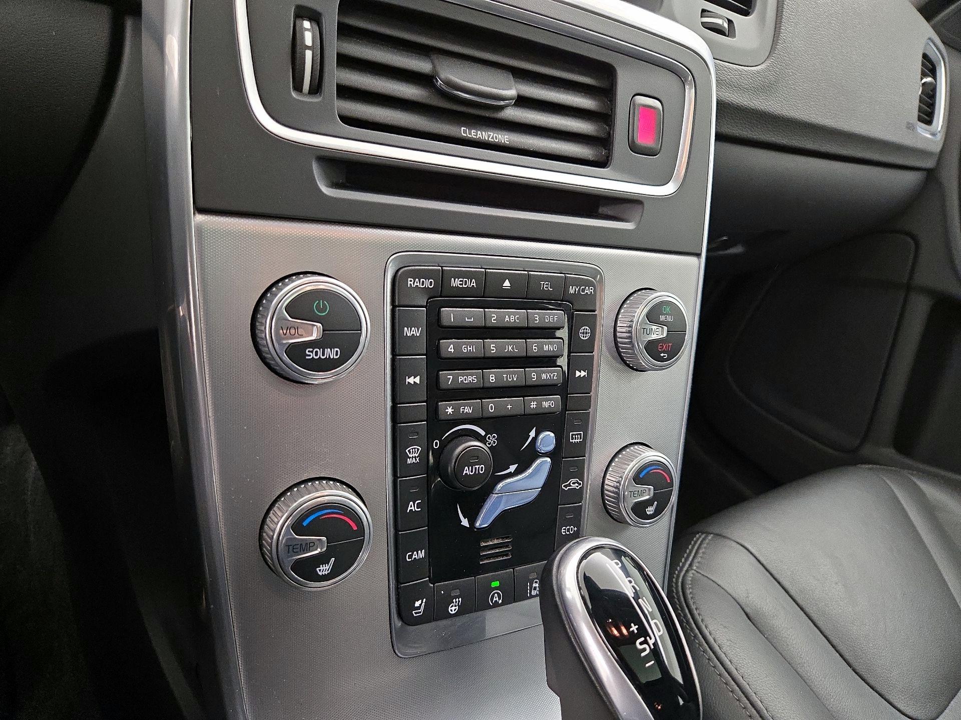 Thumbnail: 2017 Volvo V60 - 17