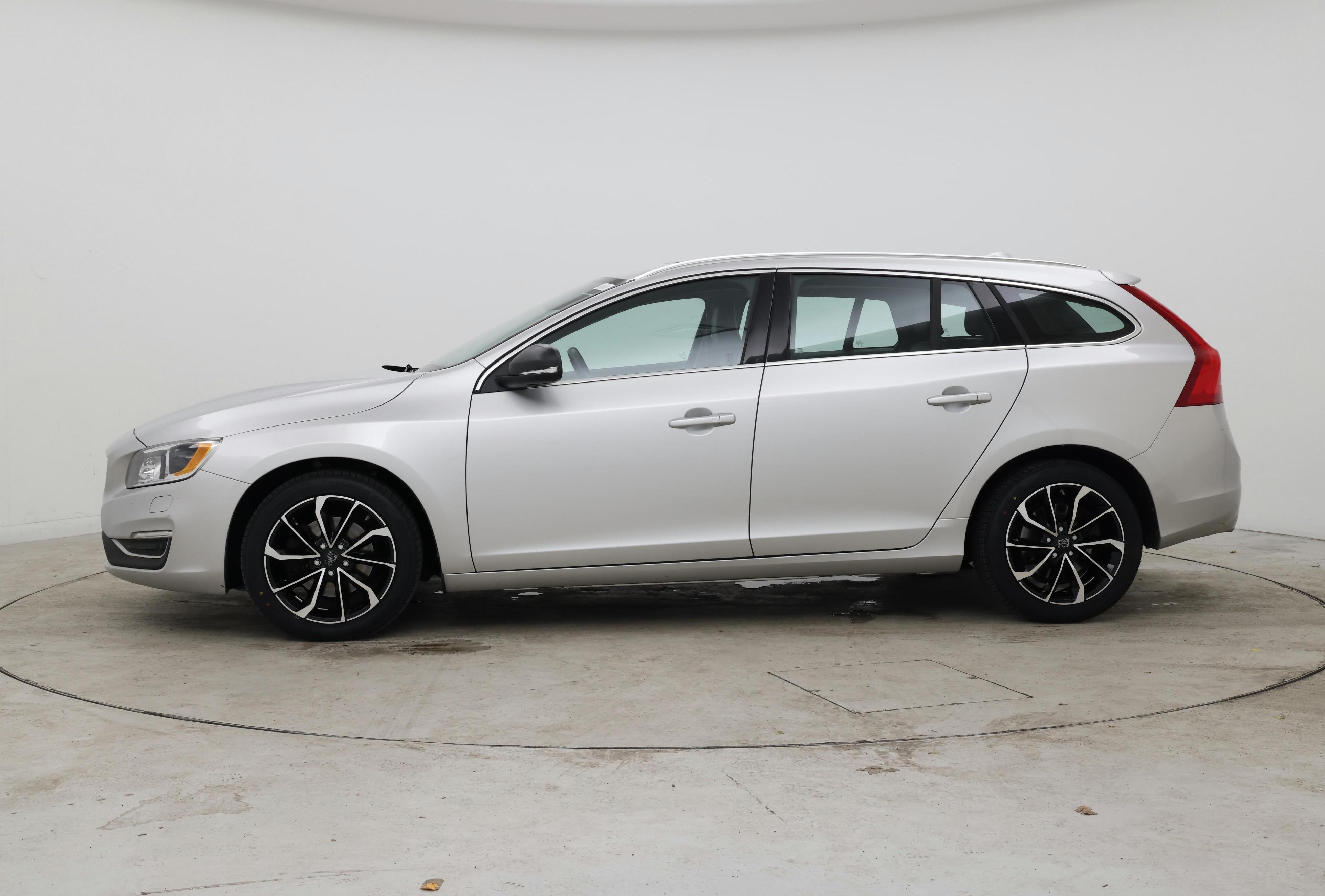 Thumbnail: 2017 Volvo V60 - 3