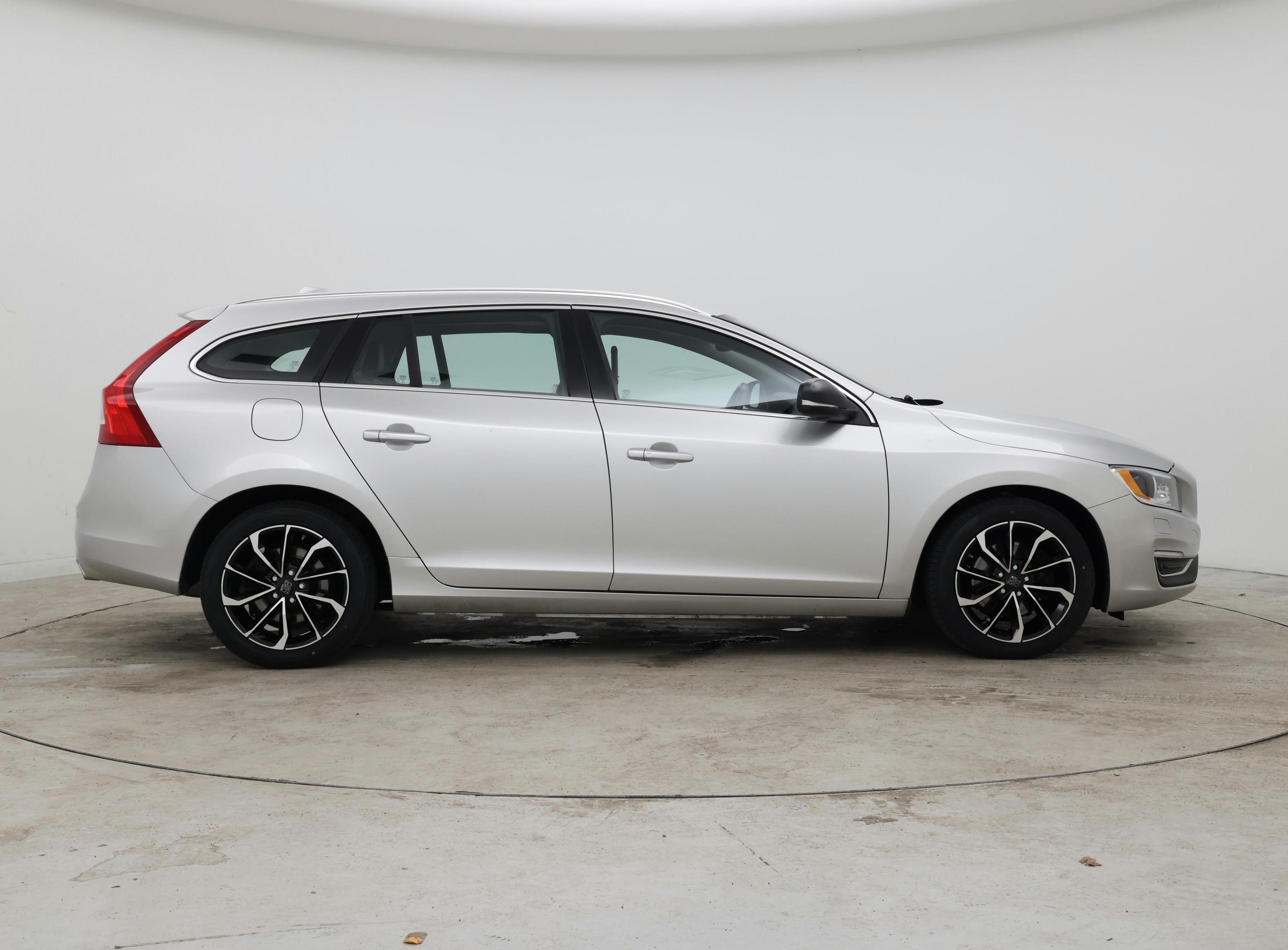 Thumbnail: 2017 Volvo V60 - 7