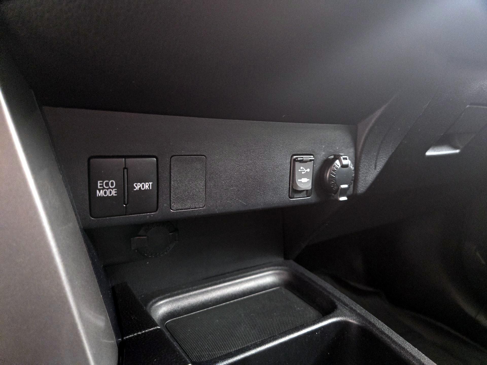 Thumbnail: 2017 Toyota RAV4 - 18