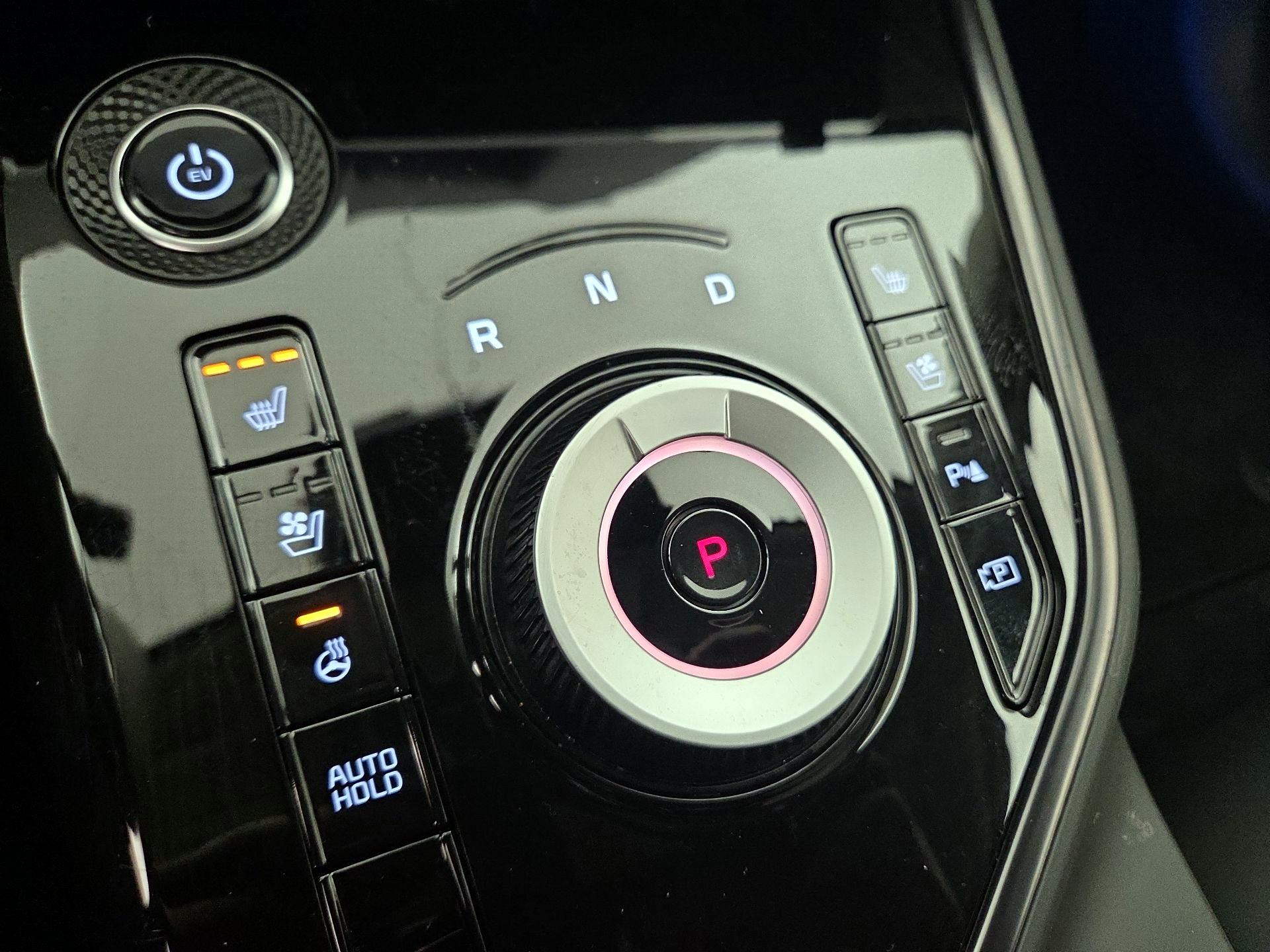 Thumbnail: 2023 Kia Niro - 18