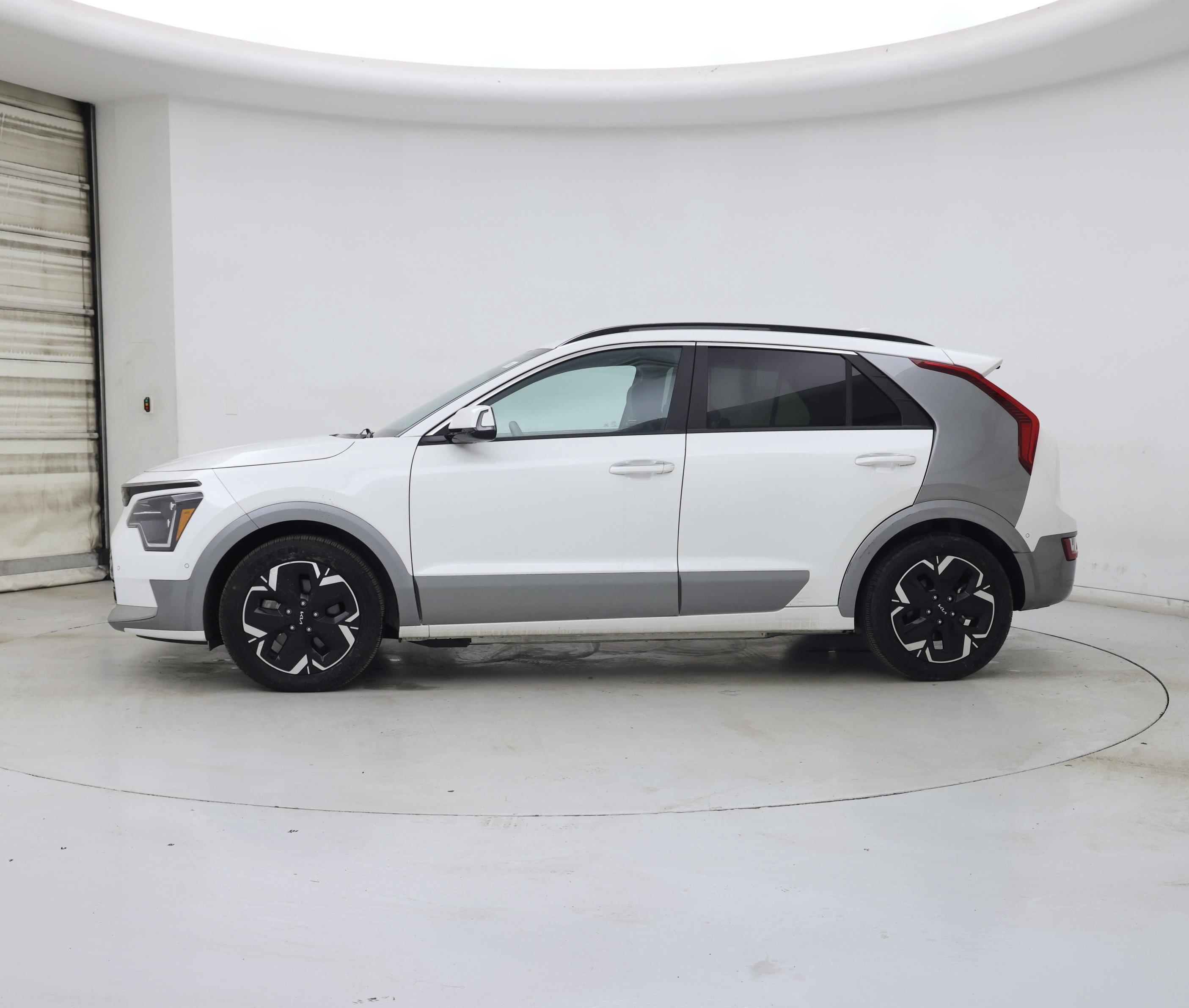 Thumbnail: 2023 Kia Niro - 3