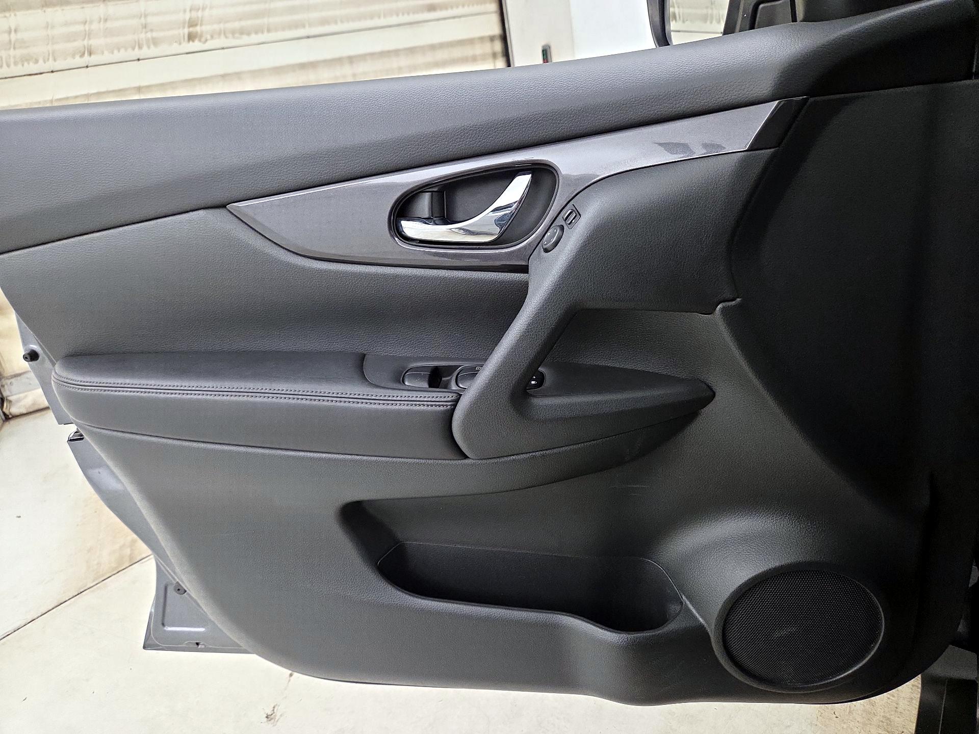 Thumbnail: 2018 Nissan Rogue - 12