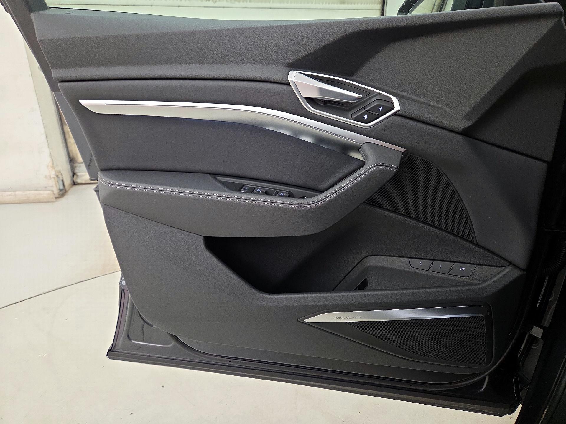 Thumbnail: 2021 Audi e-tron - 12