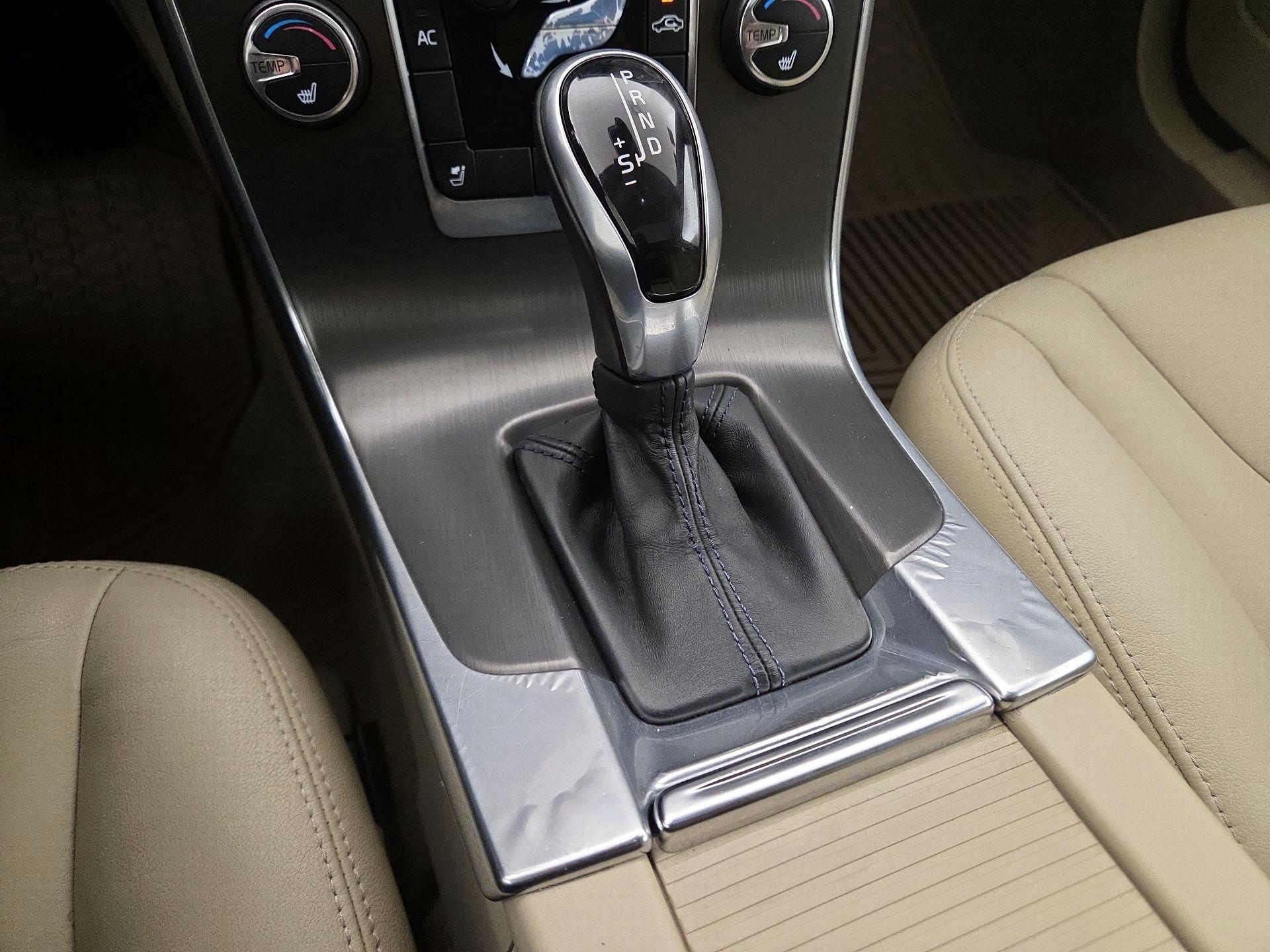 Thumbnail: 2015 Volvo V60 - 16