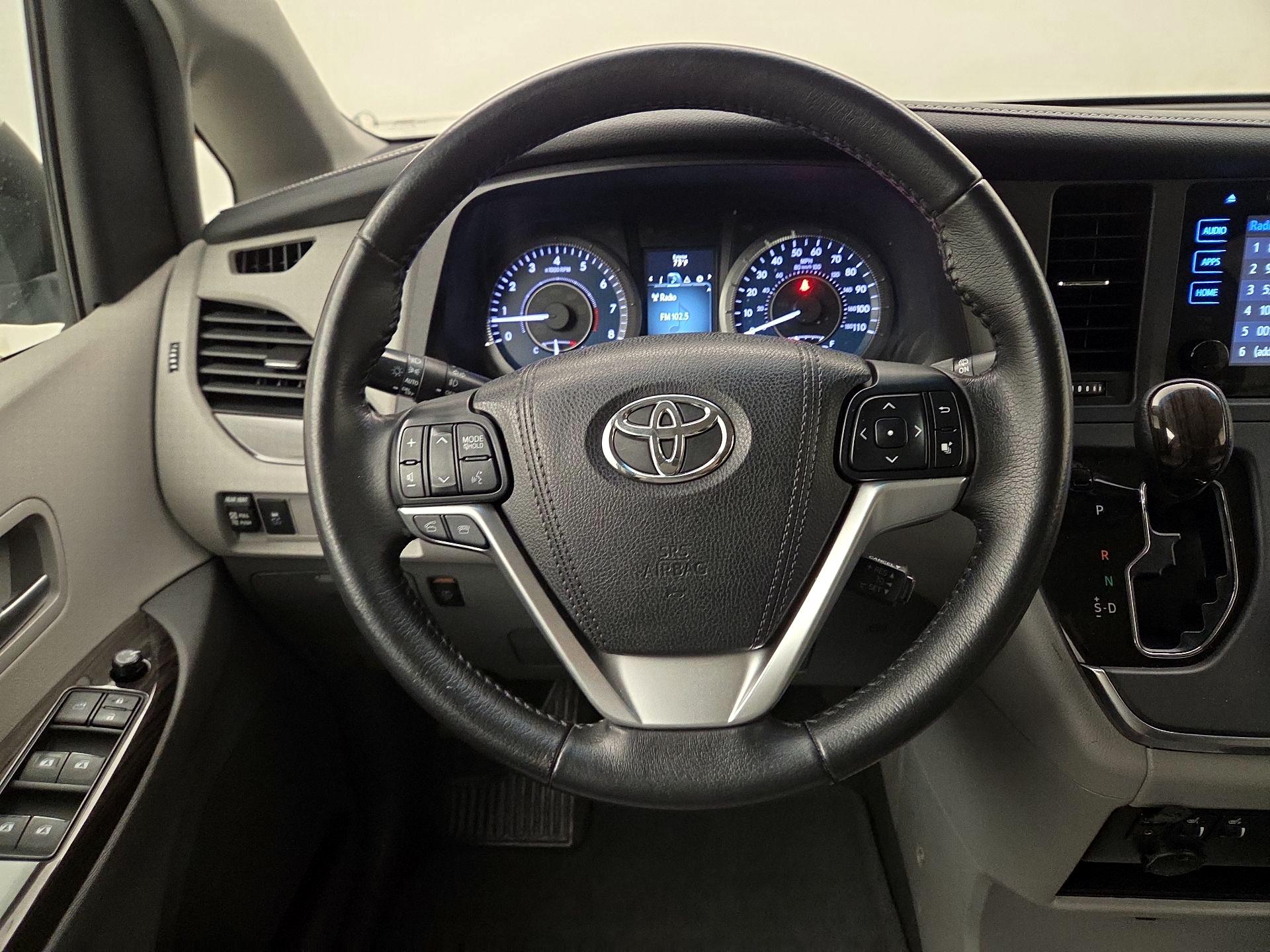 Thumbnail: 2017 Toyota Sienna - 10