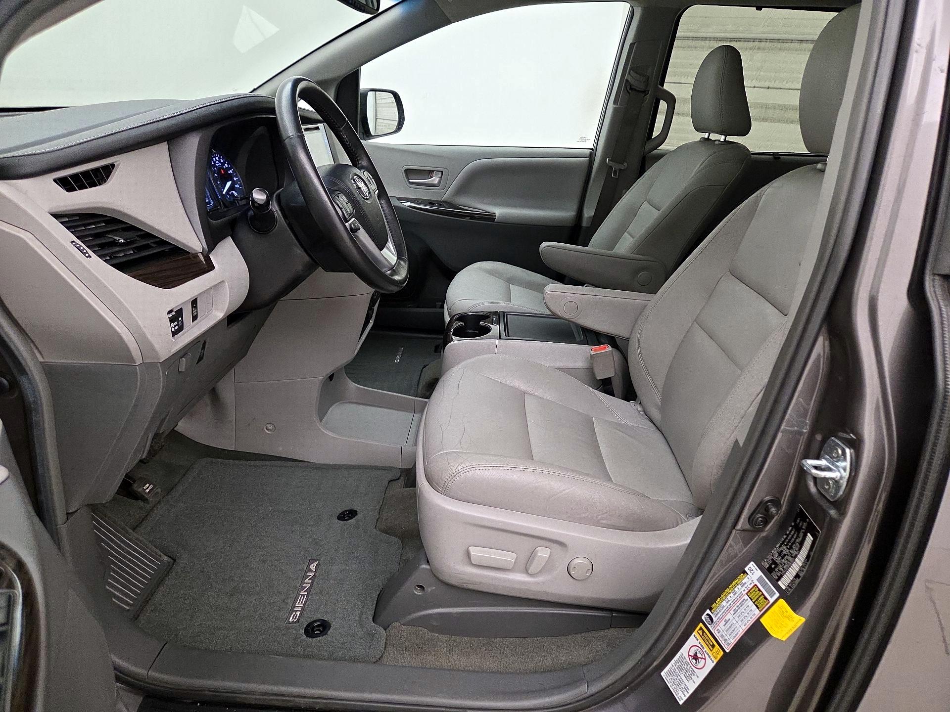 Thumbnail: 2017 Toyota Sienna - 11