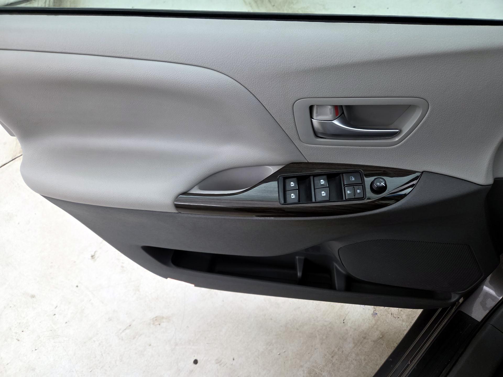 Thumbnail: 2017 Toyota Sienna - 12