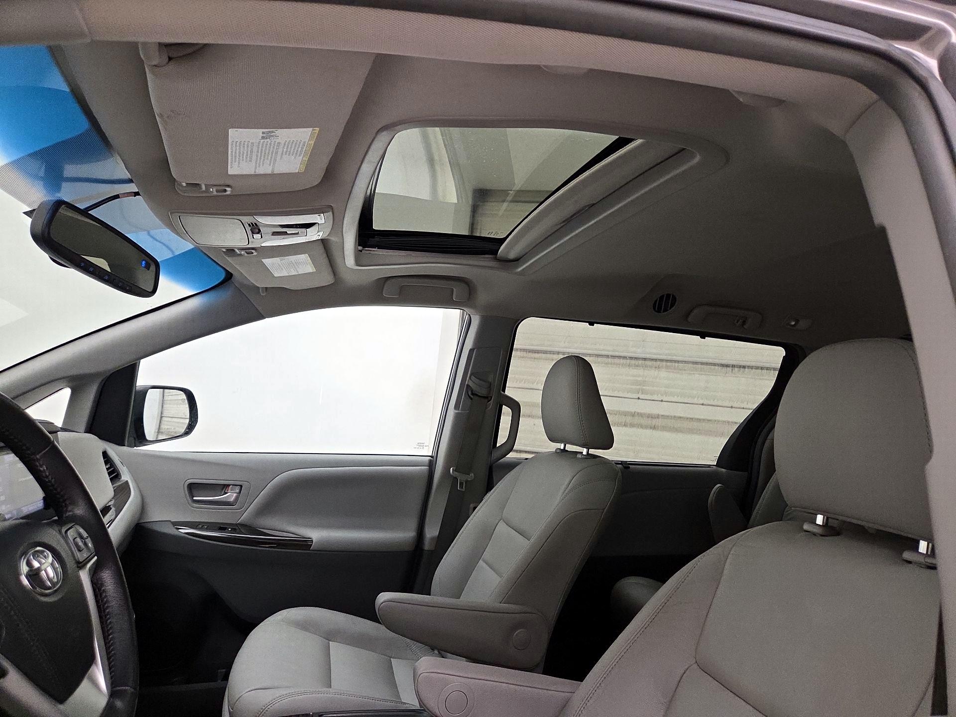 Thumbnail: 2017 Toyota Sienna - 19