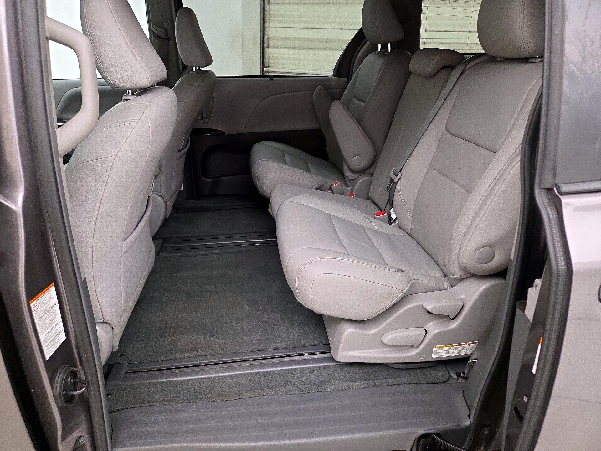 Thumbnail: 2017 Toyota Sienna - 20