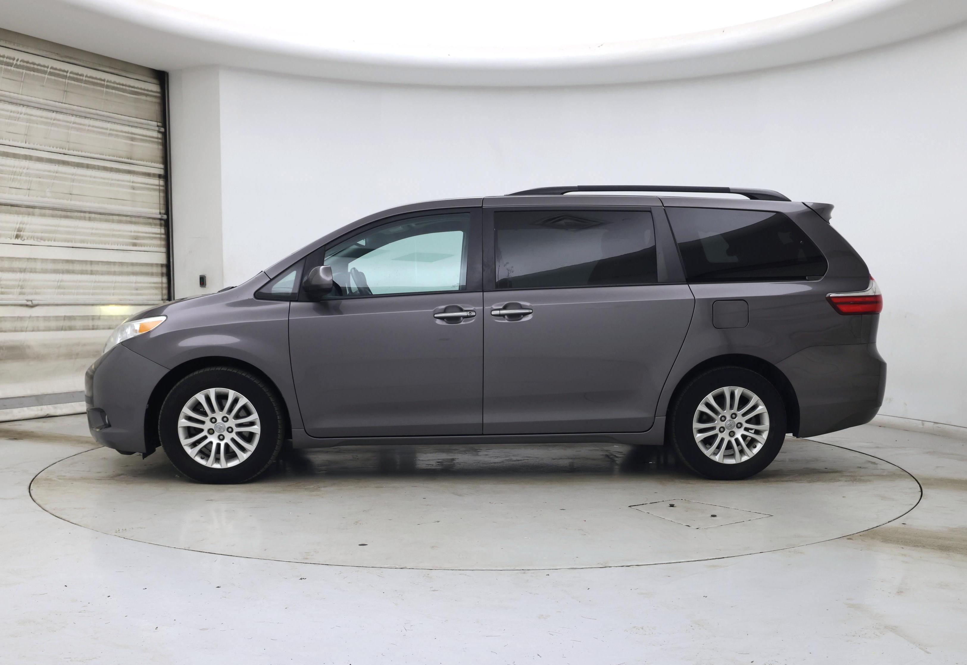 Thumbnail: 2017 Toyota Sienna - 3