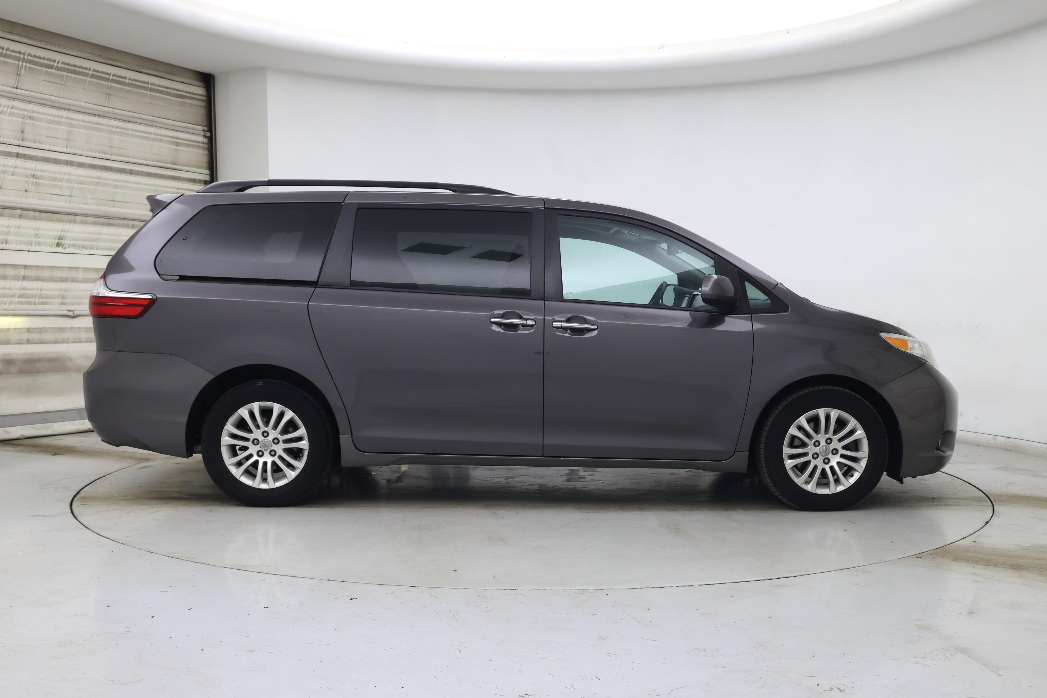Thumbnail: 2017 Toyota Sienna - 7