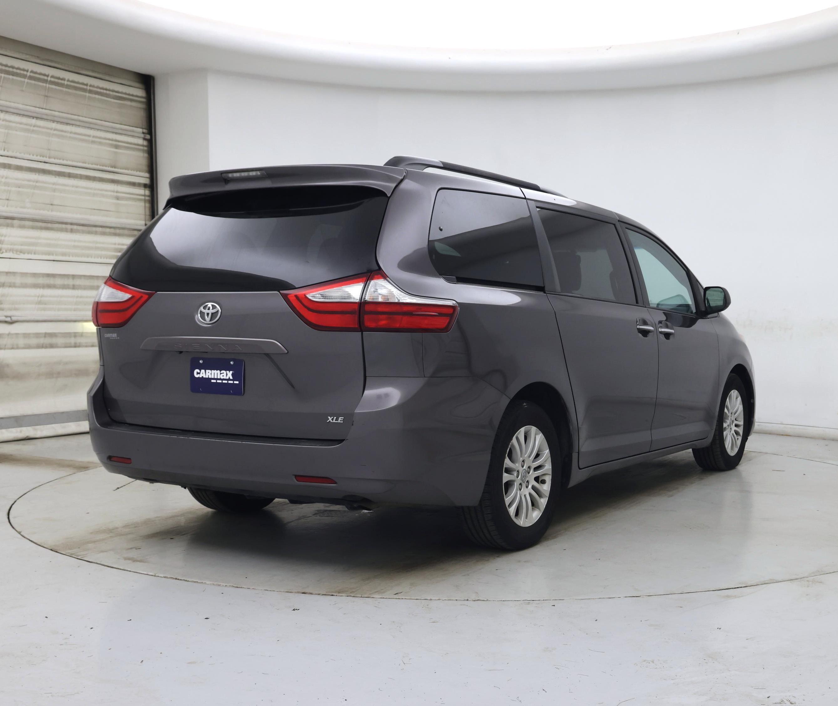 Thumbnail: 2017 Toyota Sienna - 8