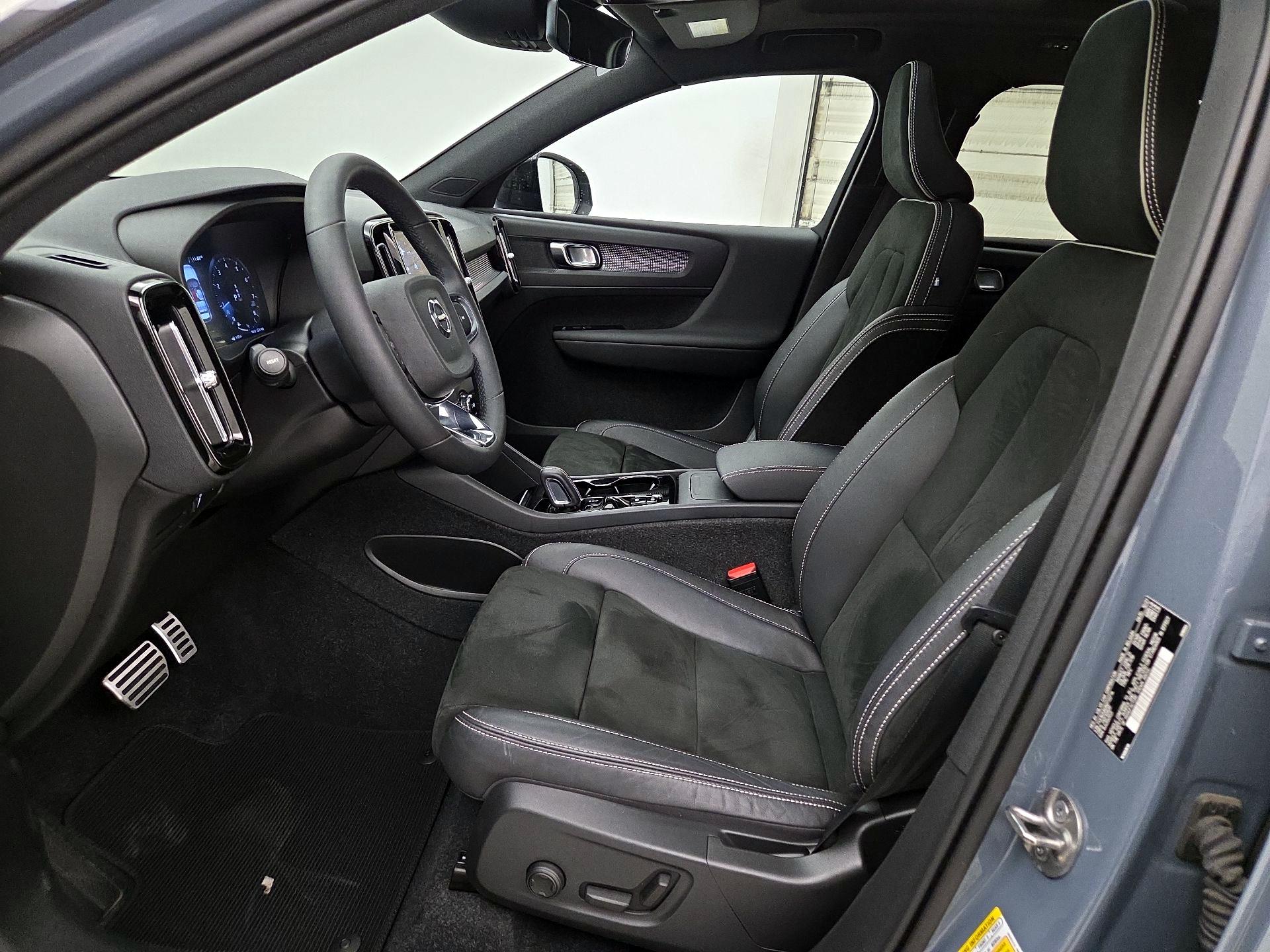 Thumbnail: 2022 Volvo XC40 - 11