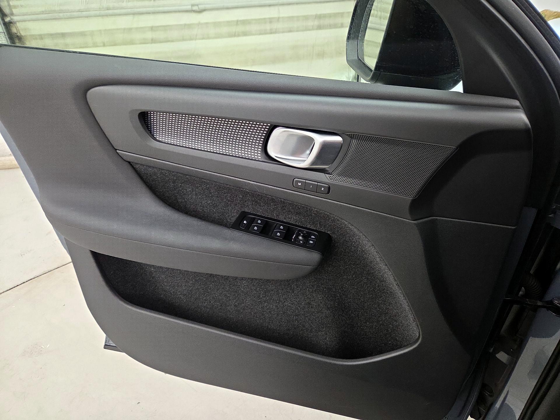 Thumbnail: 2022 Volvo XC40 - 12