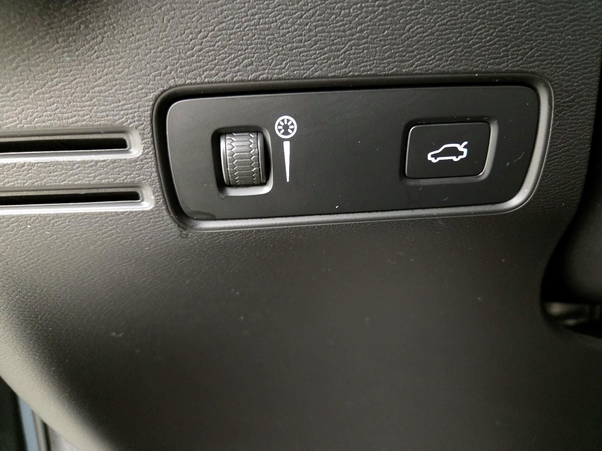 Thumbnail: 2022 Volvo XC40 - 13