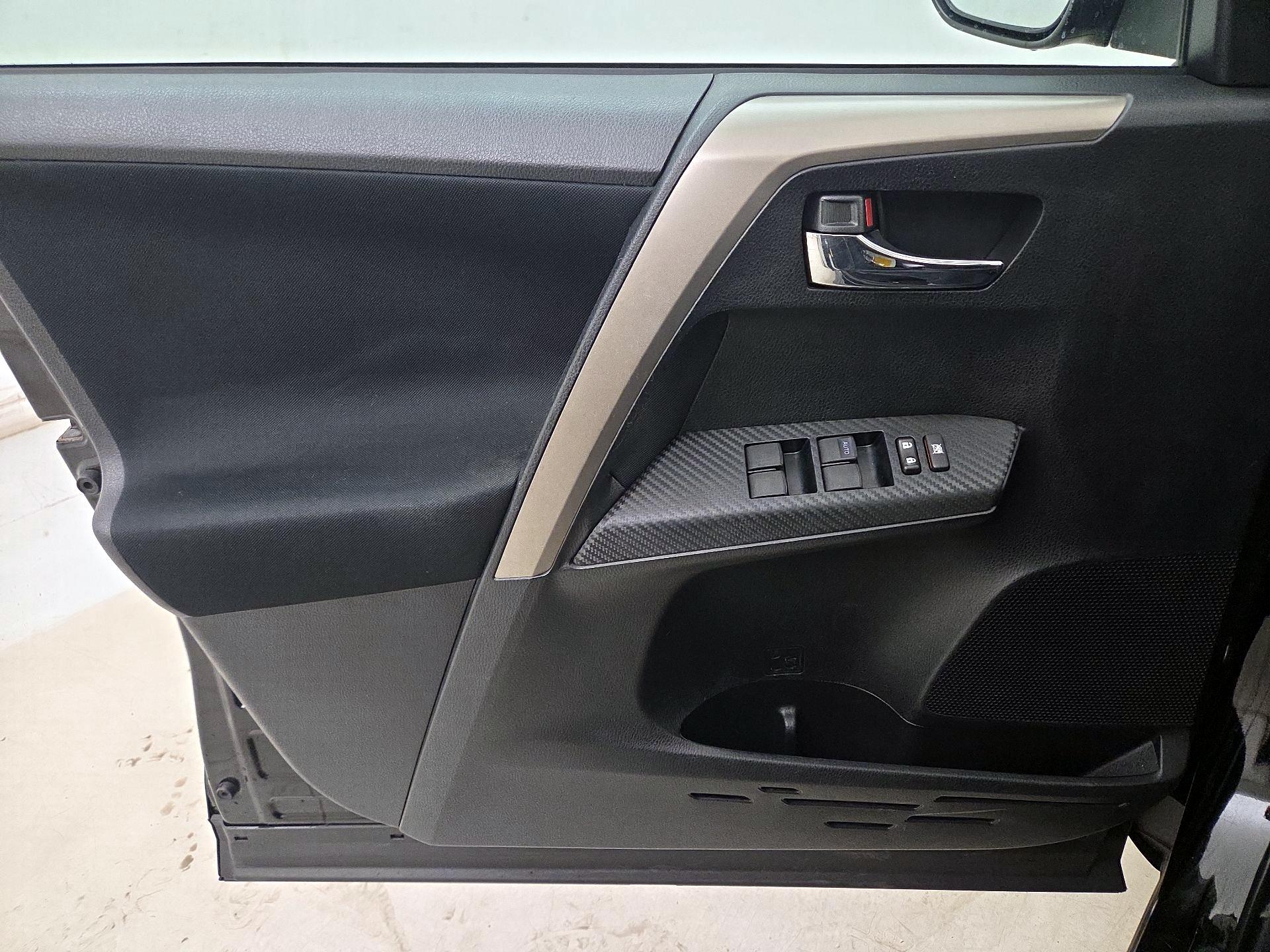 Thumbnail: 2015 Toyota RAV4 - 12