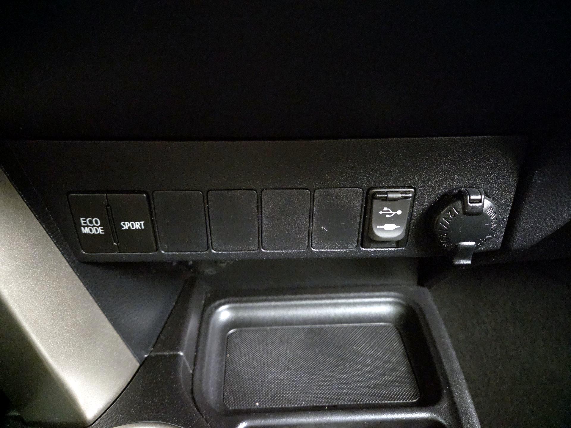 Thumbnail: 2015 Toyota RAV4 - 18