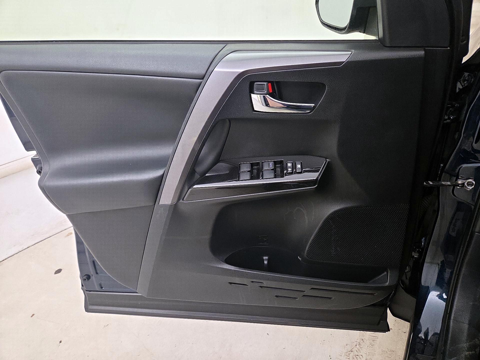 Thumbnail: 2018 Toyota RAV4 - 12