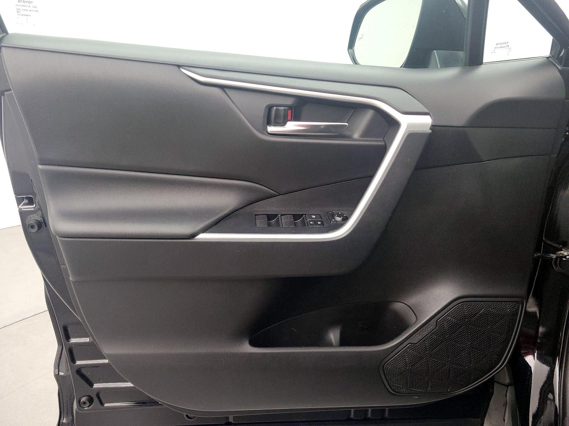 Thumbnail: 2020 Toyota RAV4 - 12